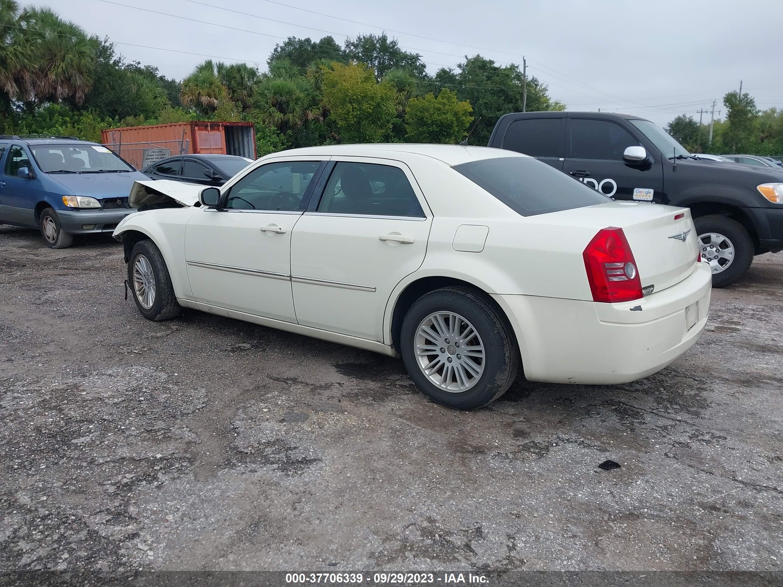 Photo 2 VIN: 2C3LA43R88H132947 - CHRYSLER 300 