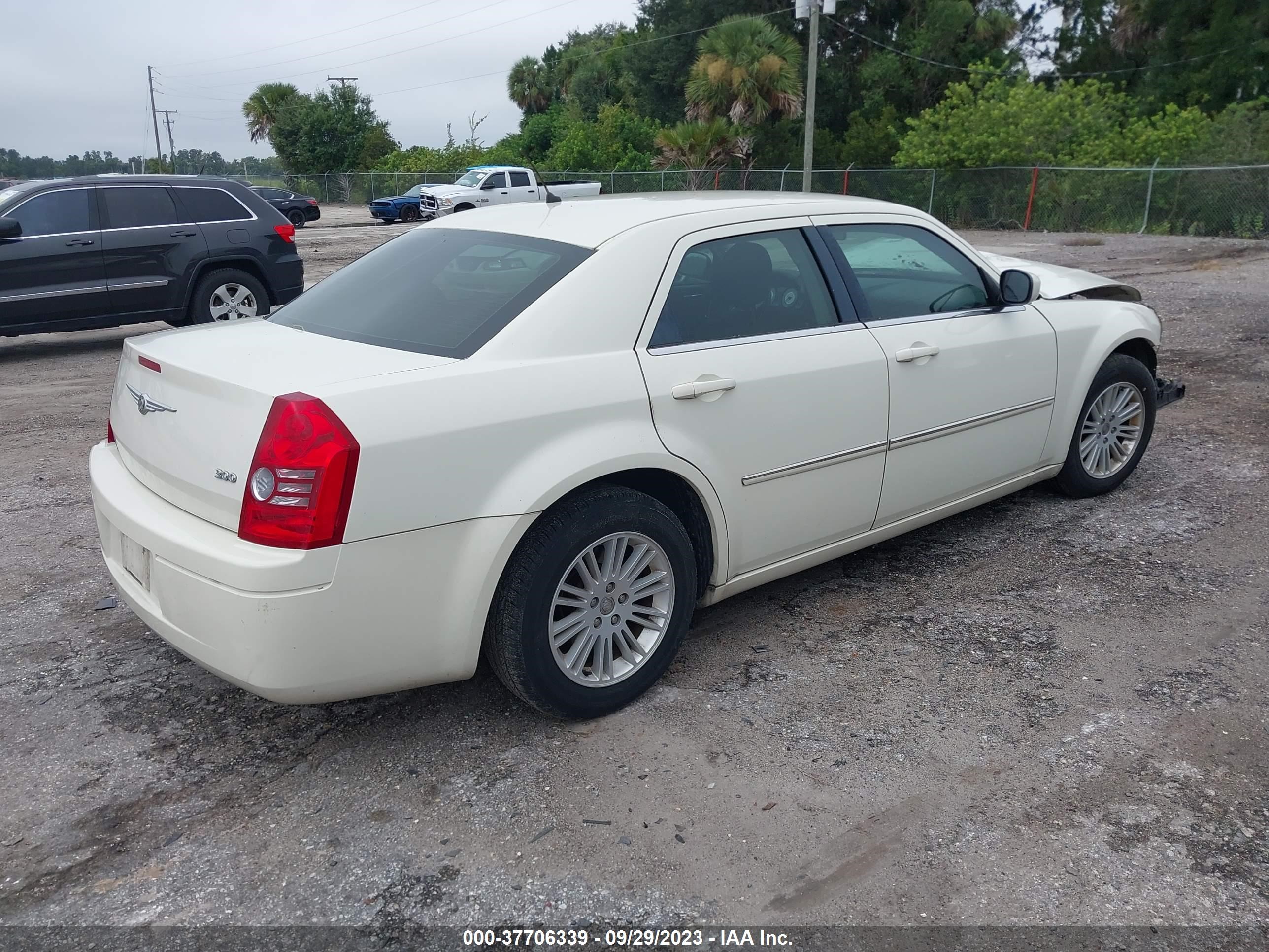 Photo 3 VIN: 2C3LA43R88H132947 - CHRYSLER 300 