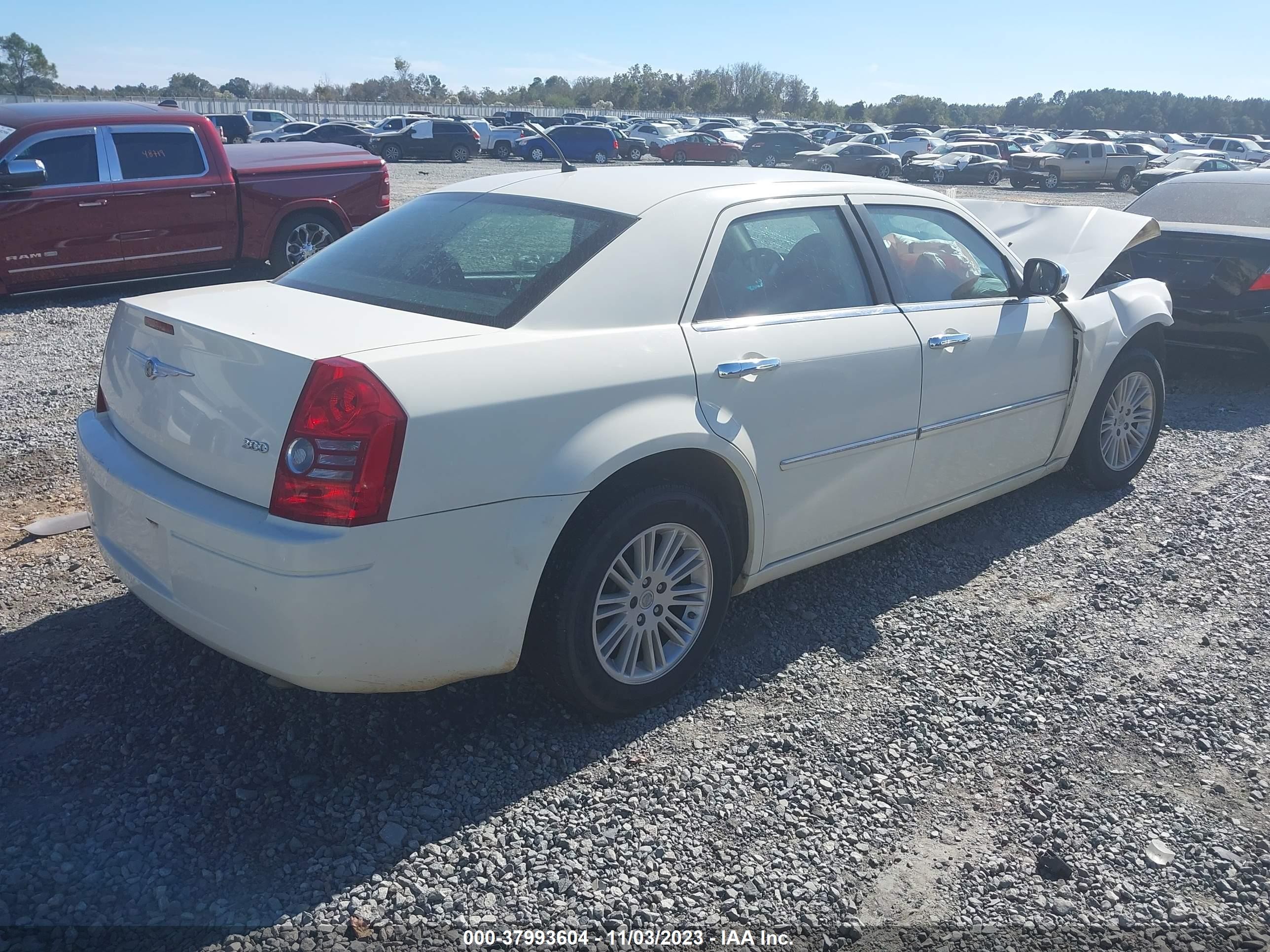 Photo 3 VIN: 2C3LA43R88H203676 - CHRYSLER 300 