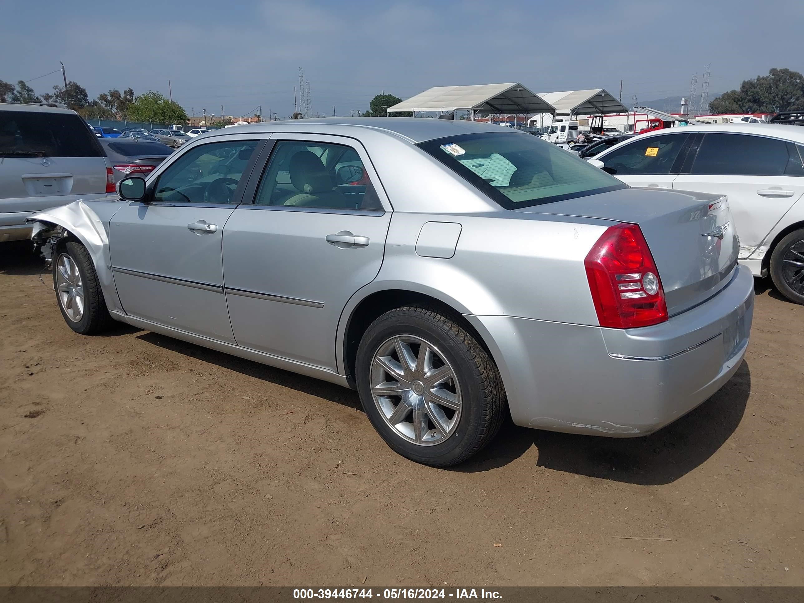 Photo 2 VIN: 2C3LA53G28H334851 - CHRYSLER 300 