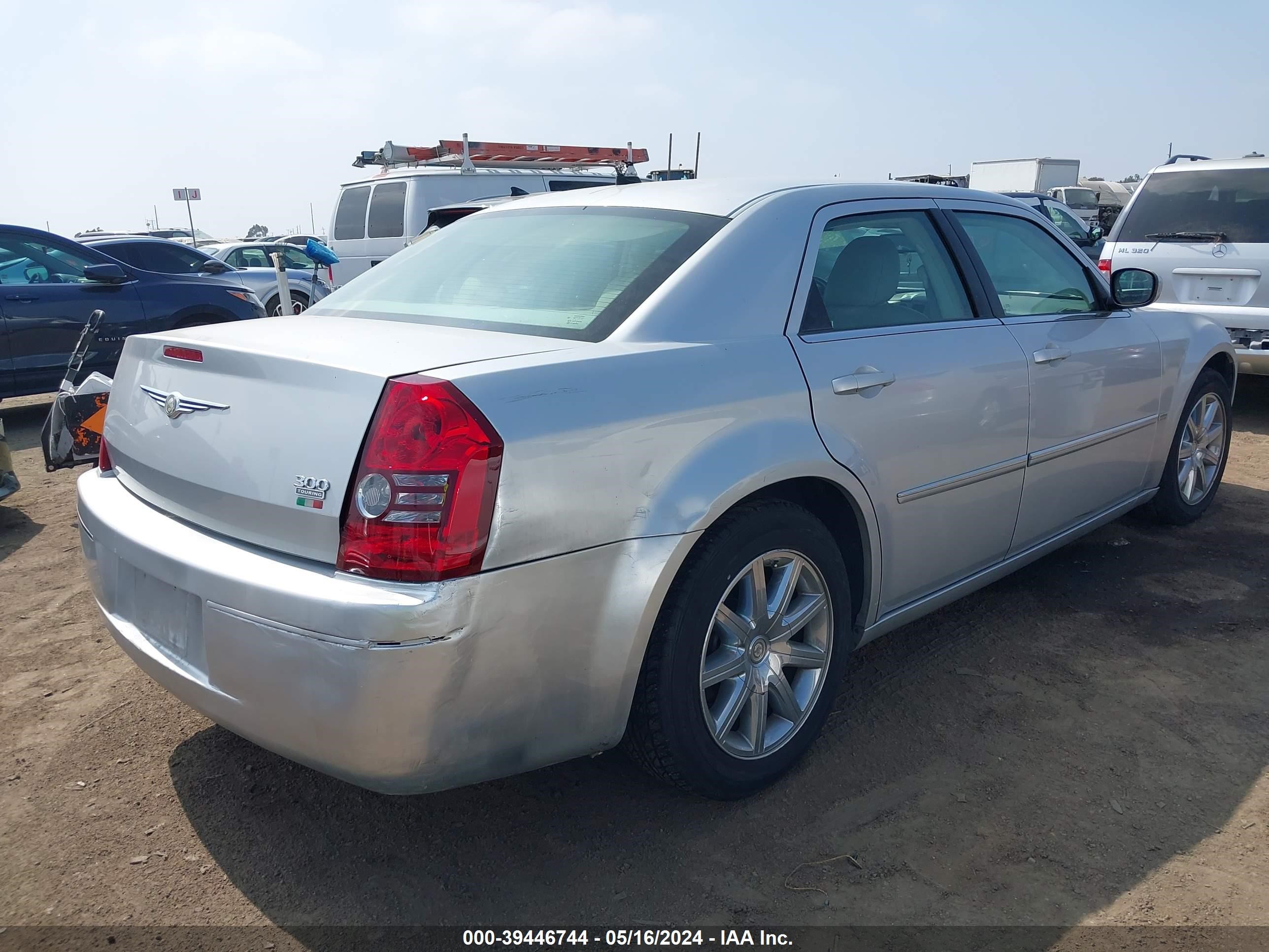 Photo 3 VIN: 2C3LA53G28H334851 - CHRYSLER 300 