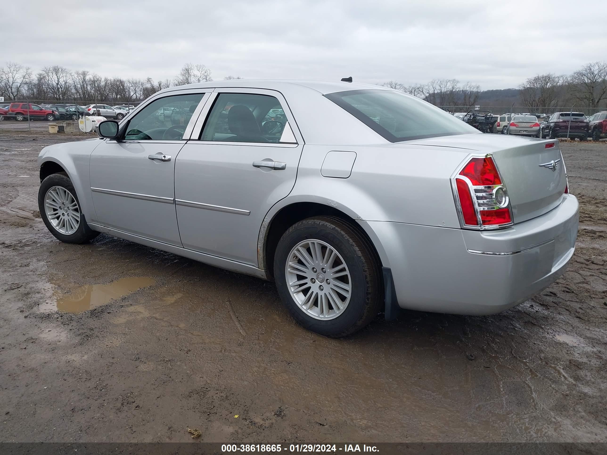 Photo 2 VIN: 2C3LA53G38H328699 - CHRYSLER 300 