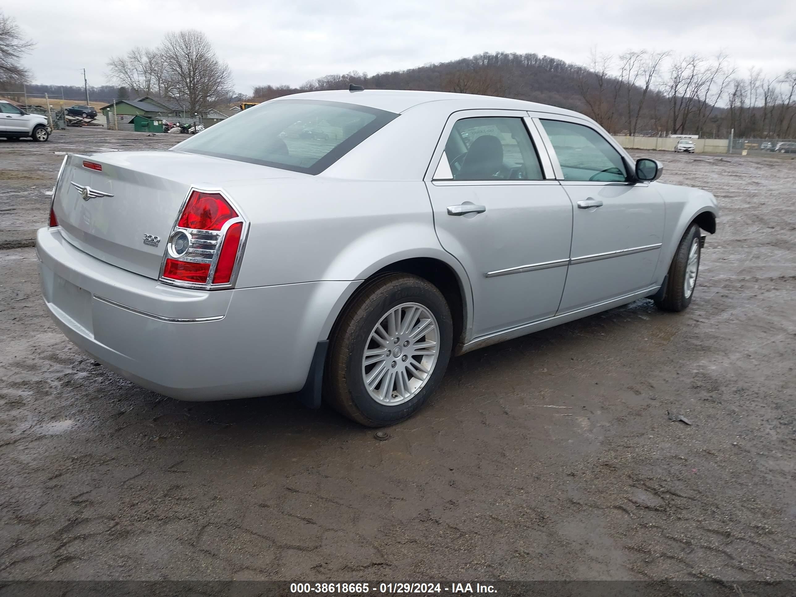 Photo 3 VIN: 2C3LA53G38H328699 - CHRYSLER 300 