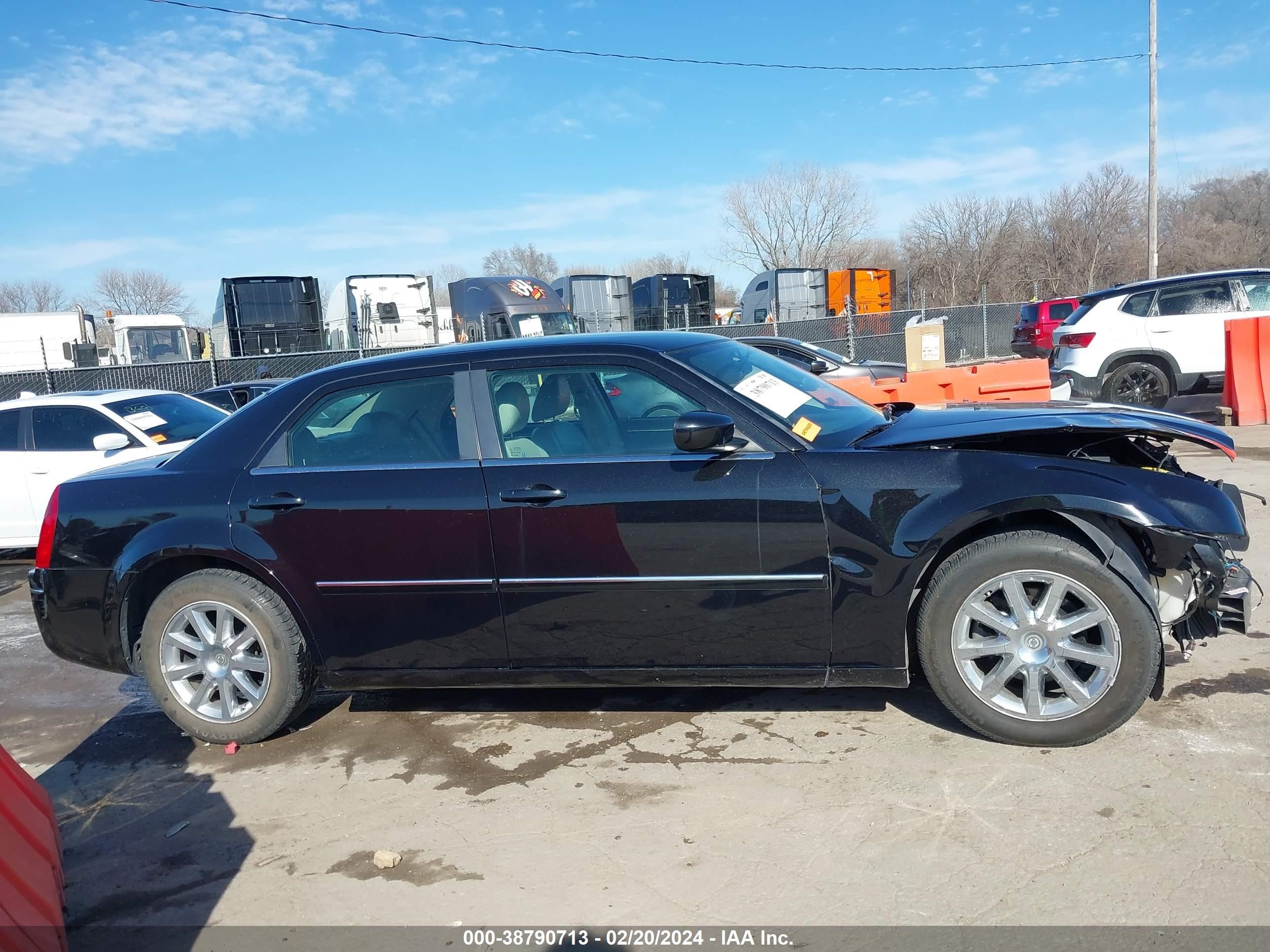 Photo 13 VIN: 2C3LA53G47H635054 - CHRYSLER 300 