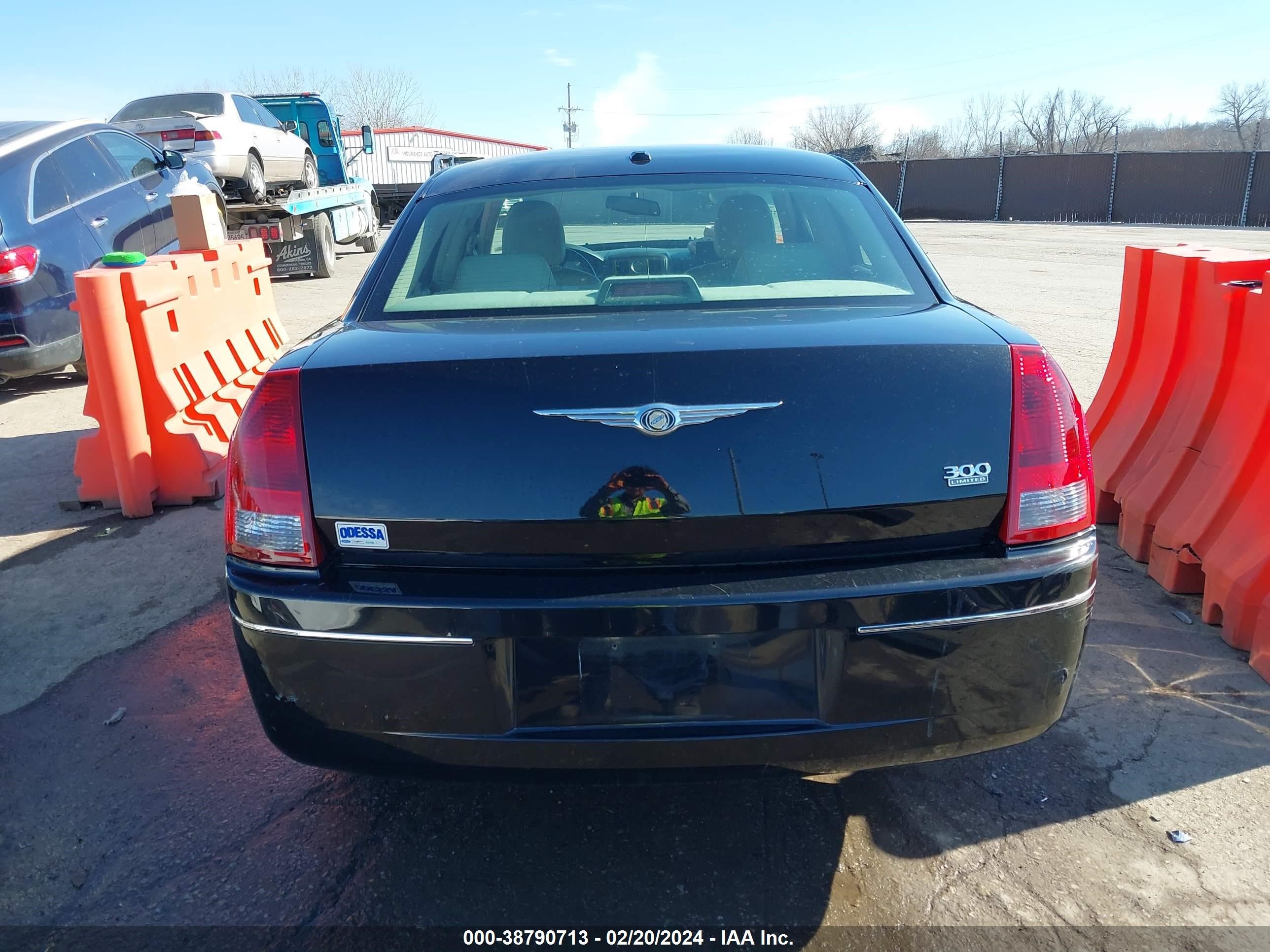 Photo 16 VIN: 2C3LA53G47H635054 - CHRYSLER 300 