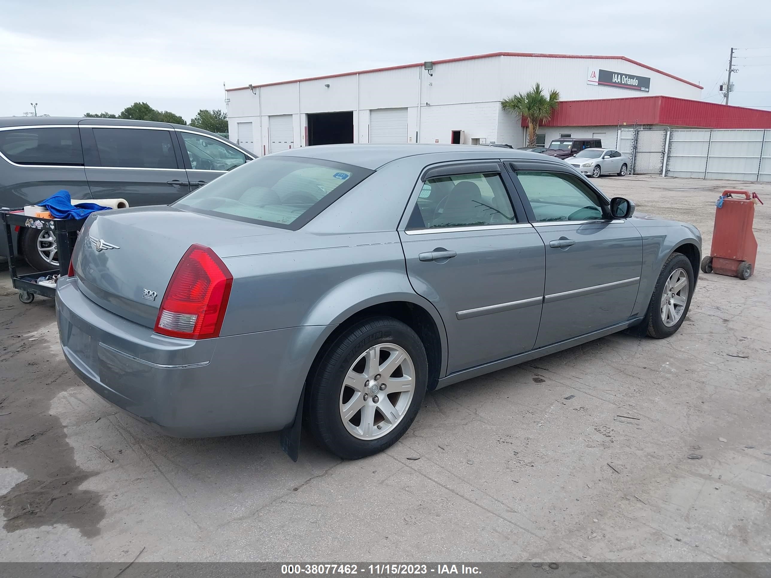 Photo 3 VIN: 2C3LA53G47H651707 - CHRYSLER 300 