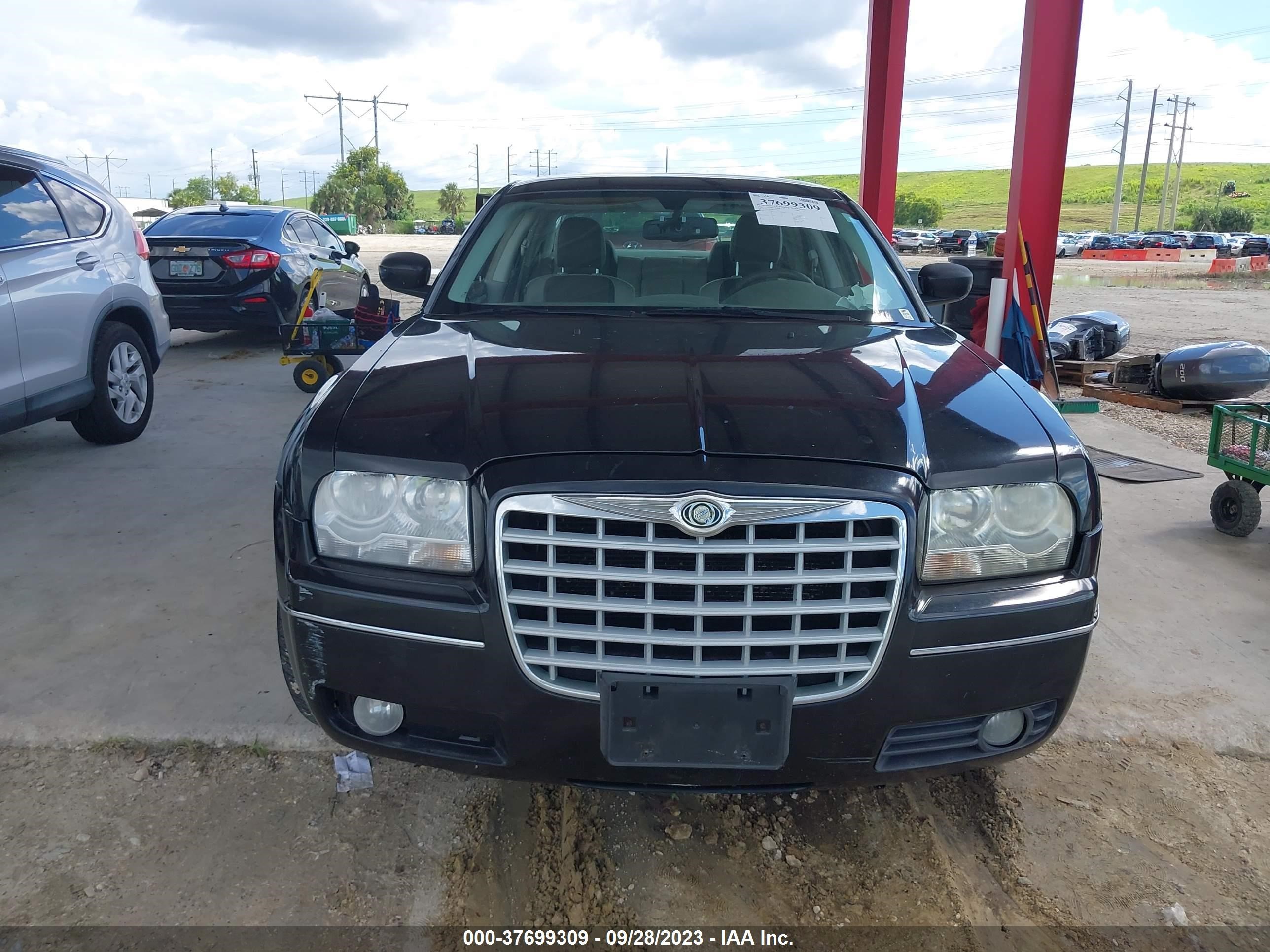 Photo 11 VIN: 2C3LA53G48H135705 - CHRYSLER 300 