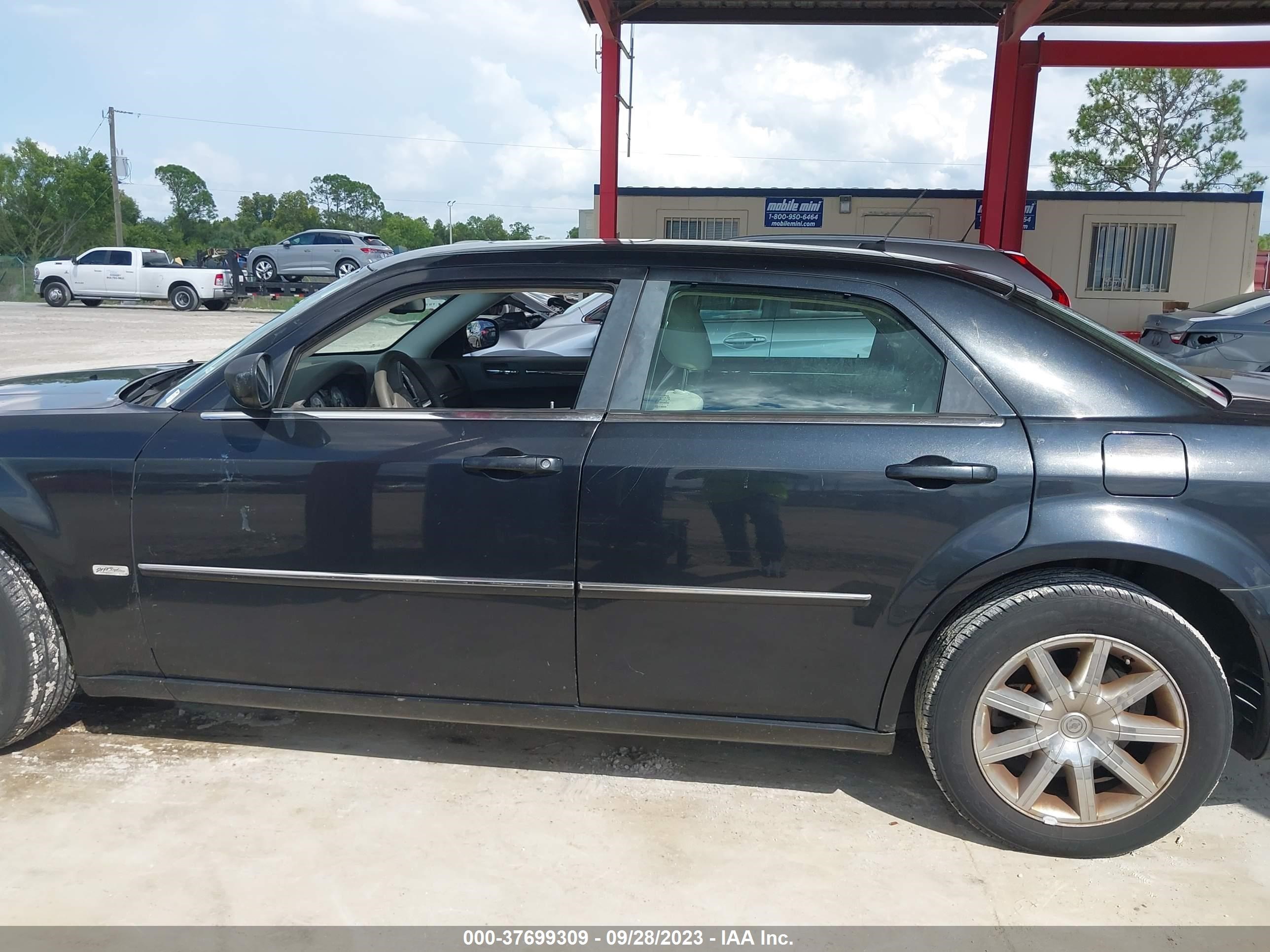 Photo 13 VIN: 2C3LA53G48H135705 - CHRYSLER 300 