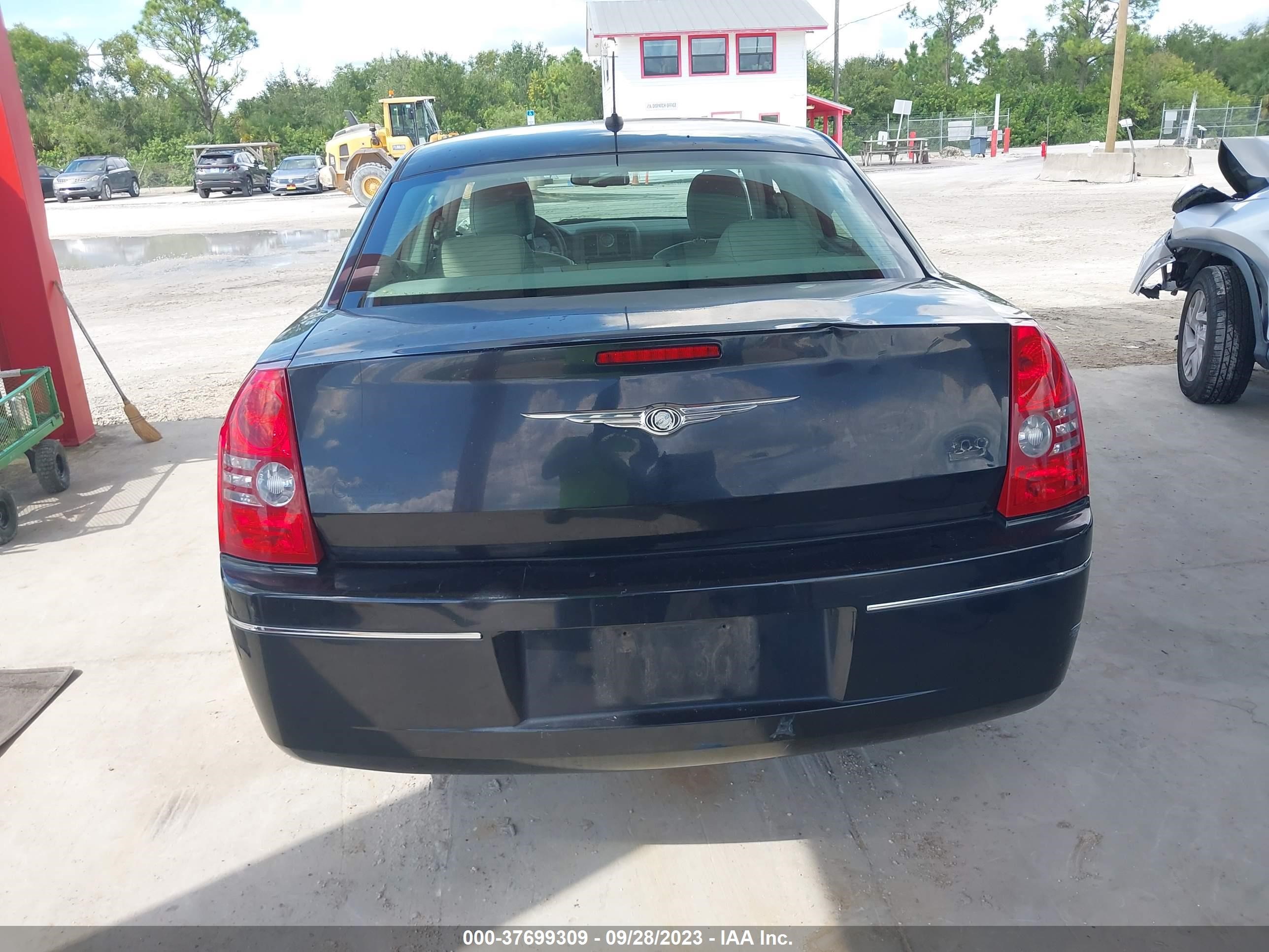 Photo 15 VIN: 2C3LA53G48H135705 - CHRYSLER 300 