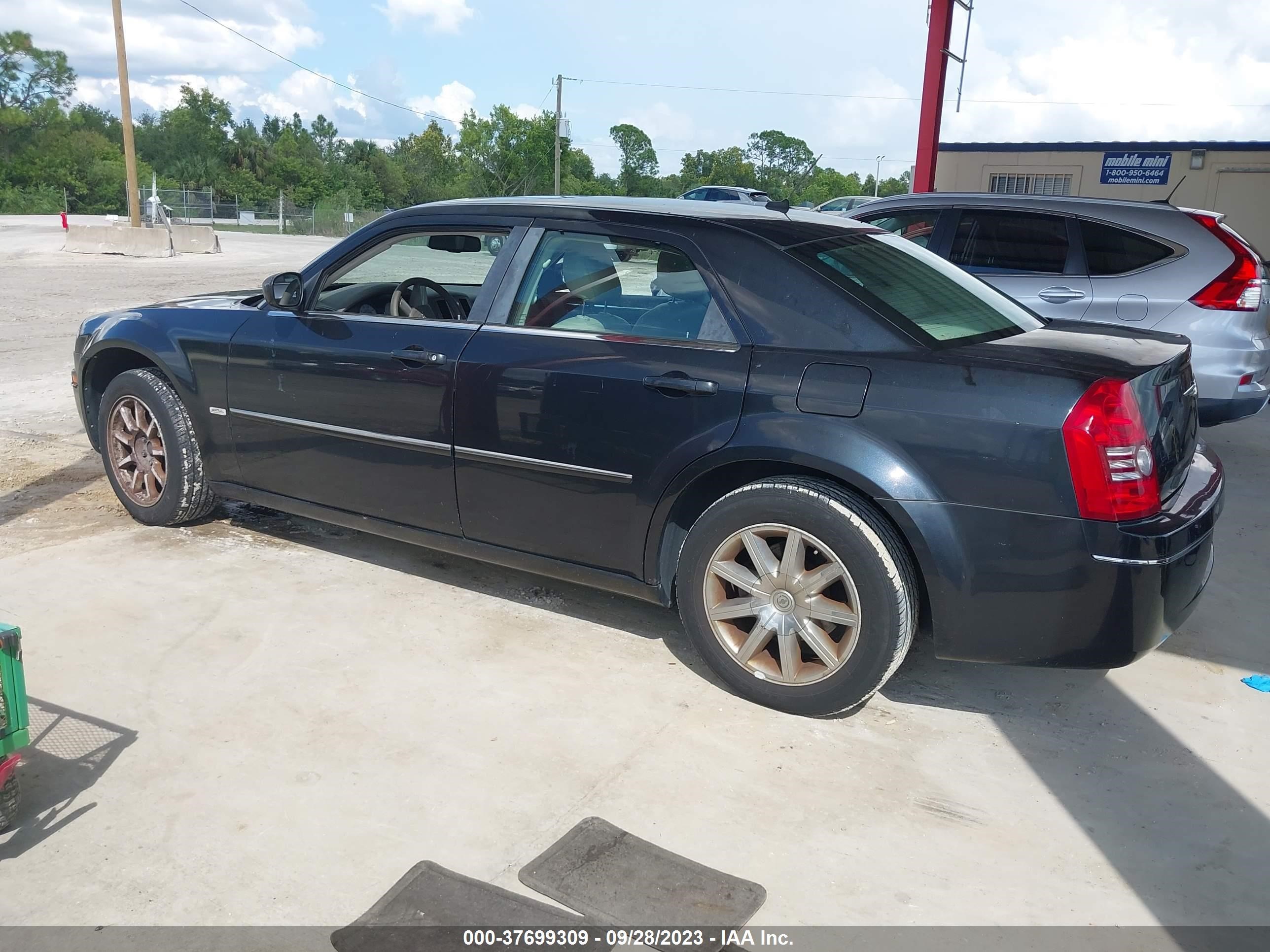 Photo 2 VIN: 2C3LA53G48H135705 - CHRYSLER 300 