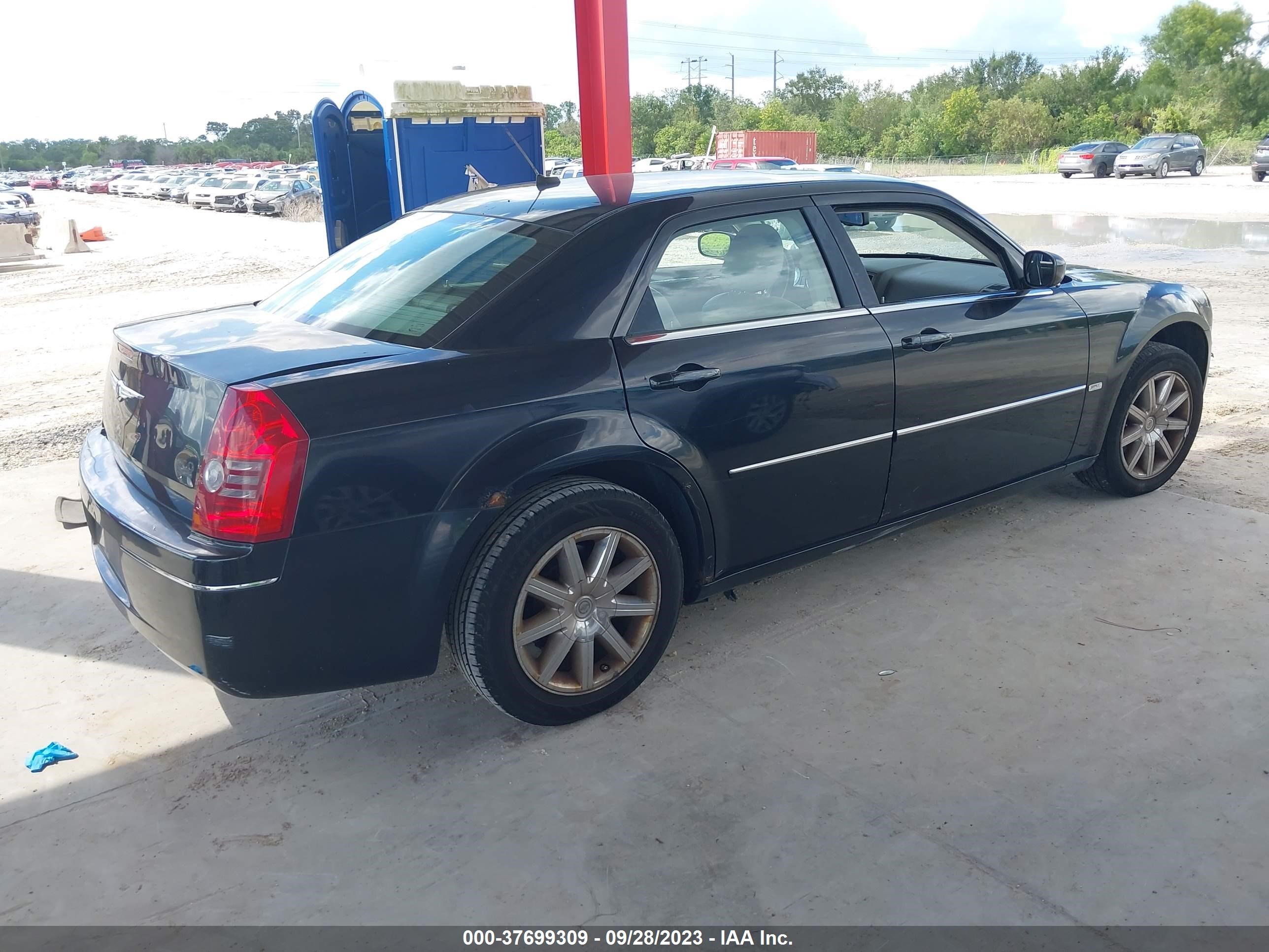 Photo 3 VIN: 2C3LA53G48H135705 - CHRYSLER 300 