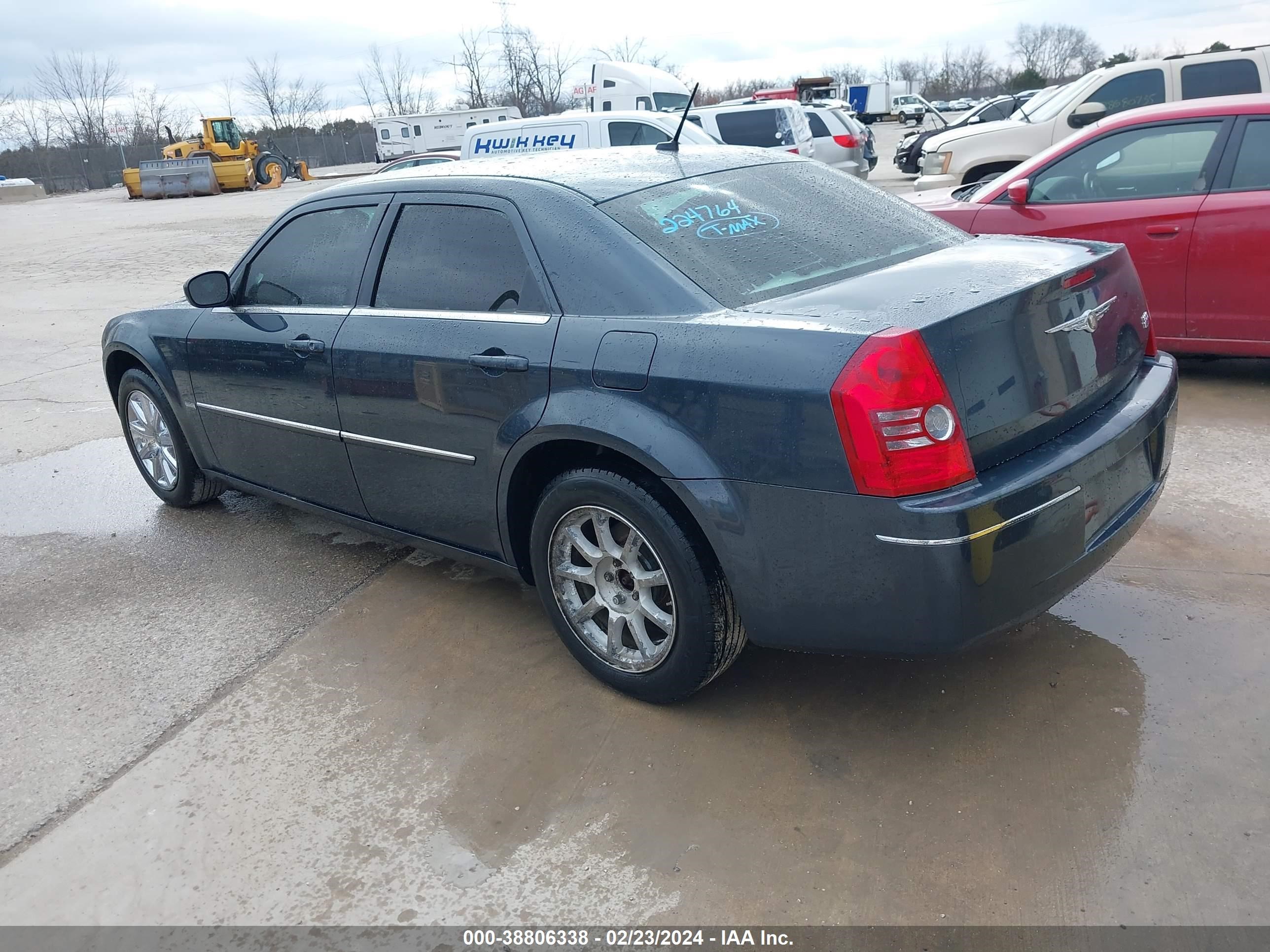 Photo 2 VIN: 2C3LA53G58H224764 - CHRYSLER 300 