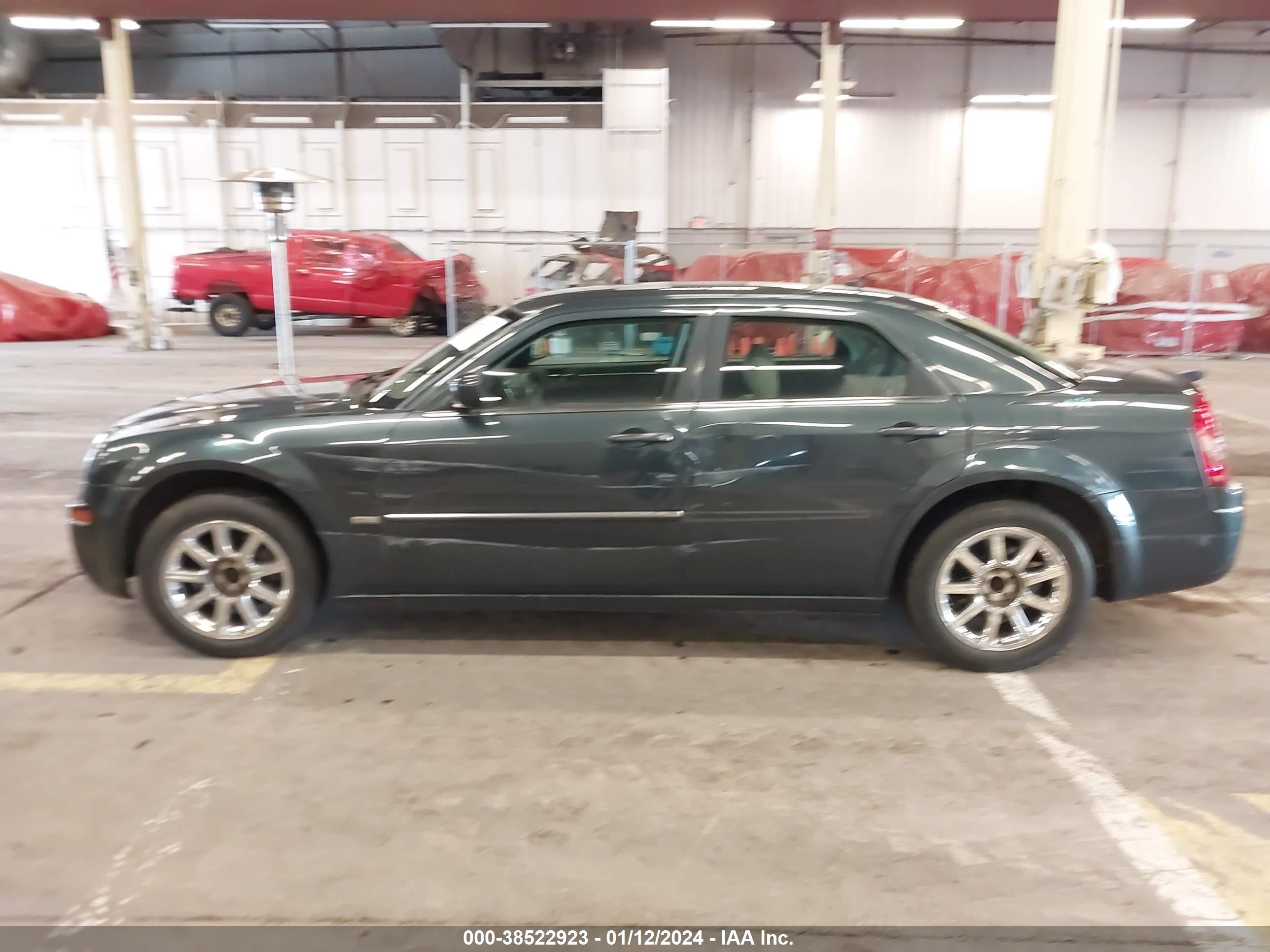 Photo 13 VIN: 2C3LA53G88H137795 - CHRYSLER 300 