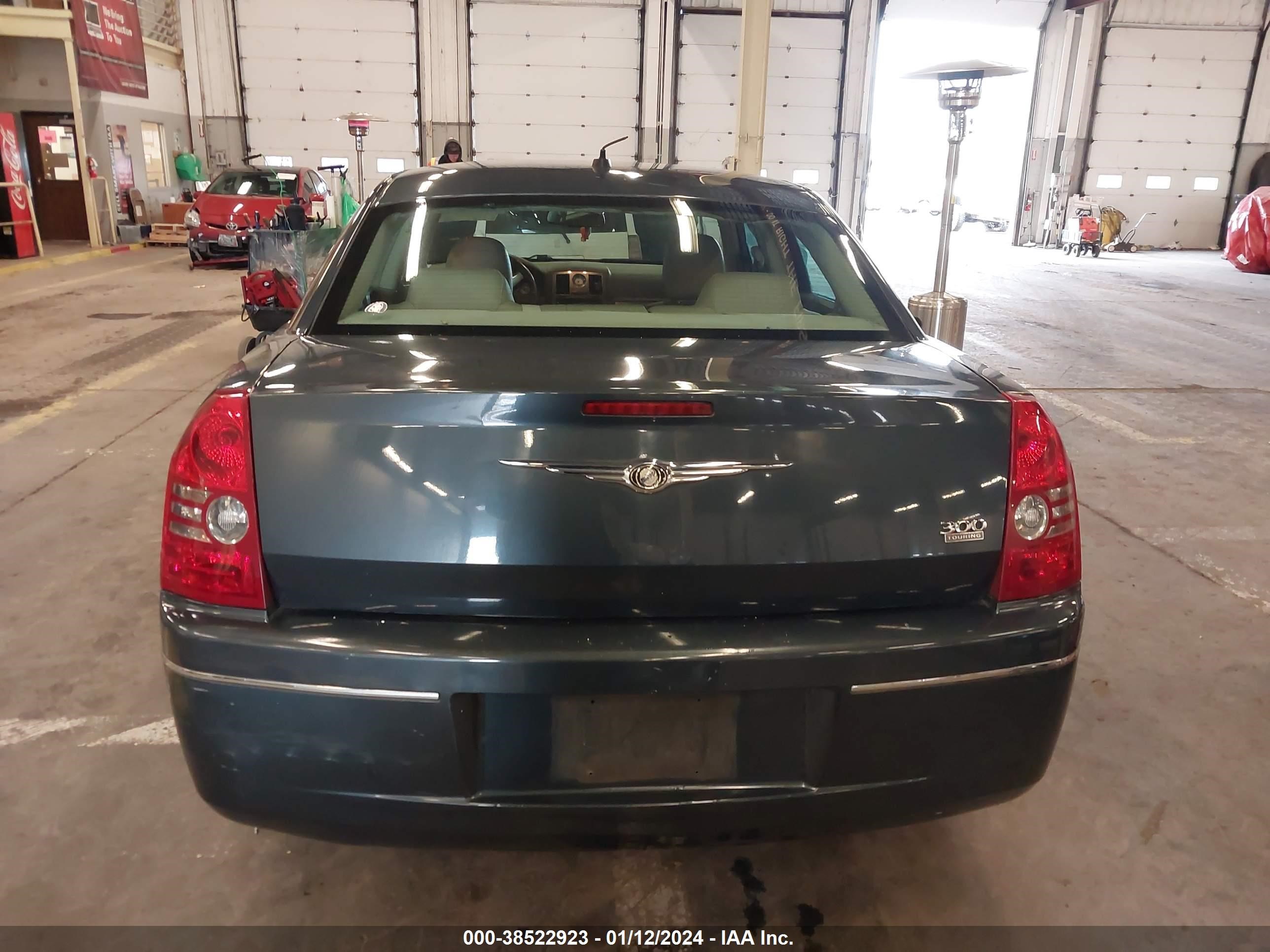 Photo 15 VIN: 2C3LA53G88H137795 - CHRYSLER 300 