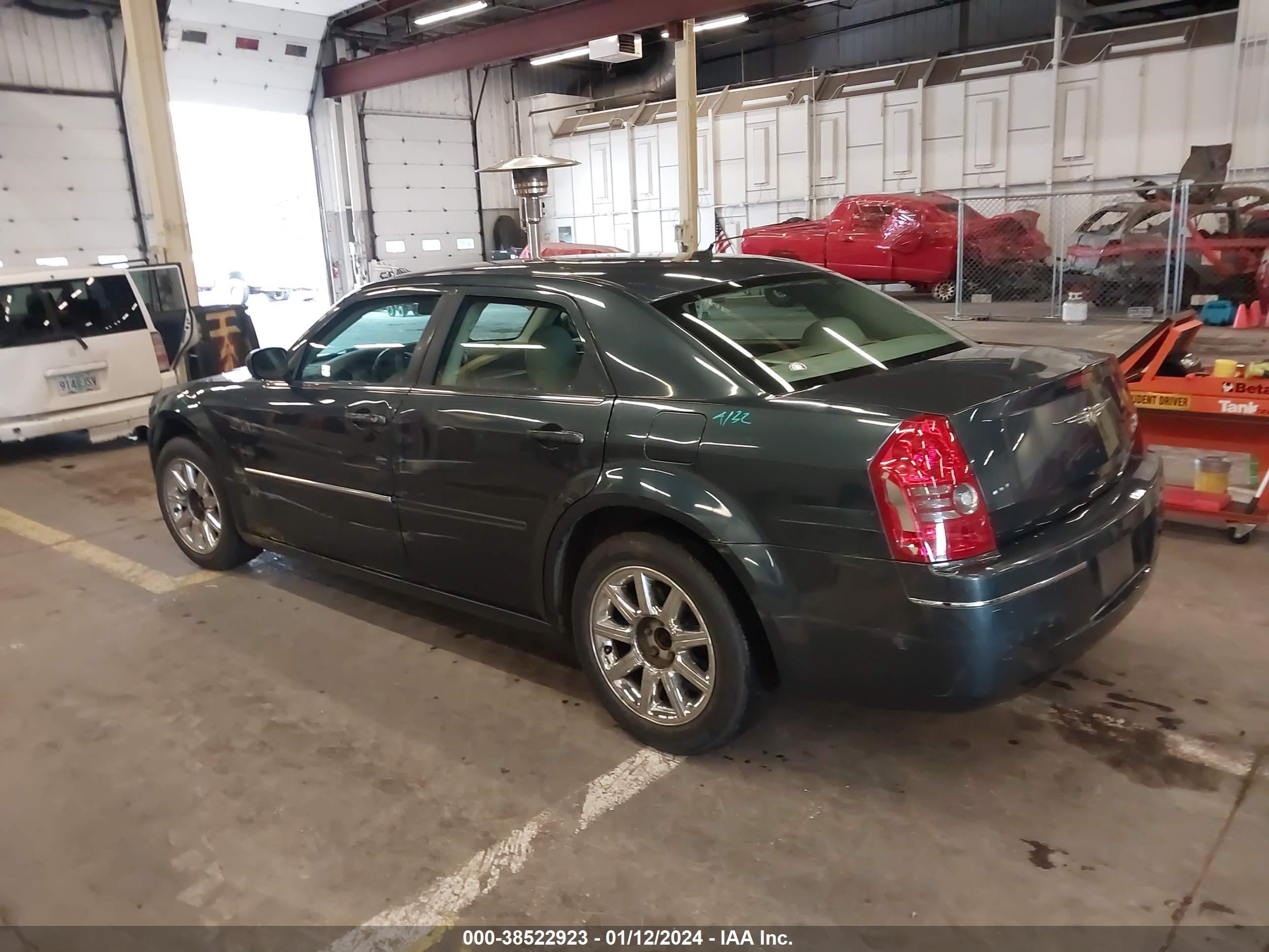 Photo 2 VIN: 2C3LA53G88H137795 - CHRYSLER 300 