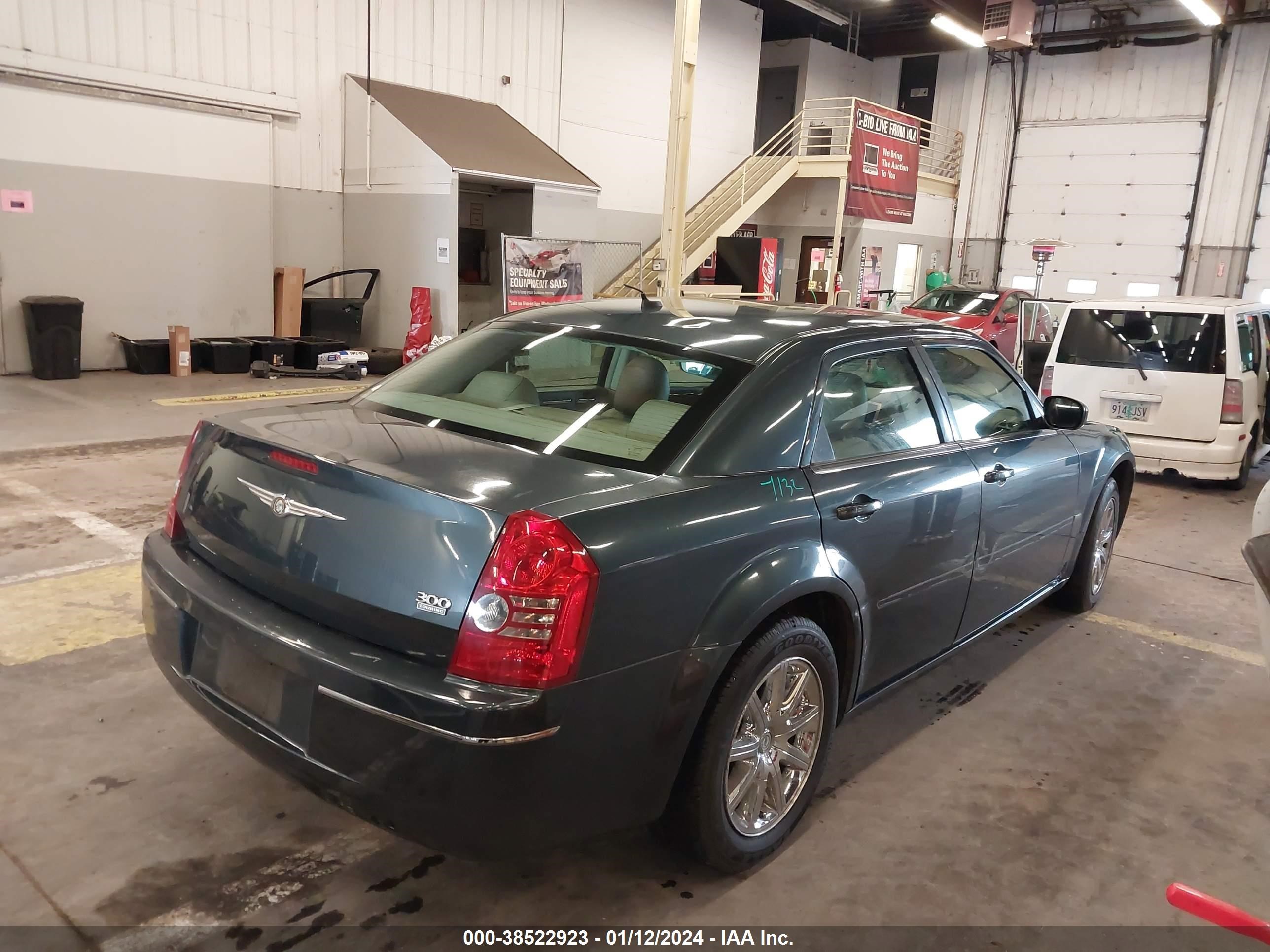 Photo 3 VIN: 2C3LA53G88H137795 - CHRYSLER 300 