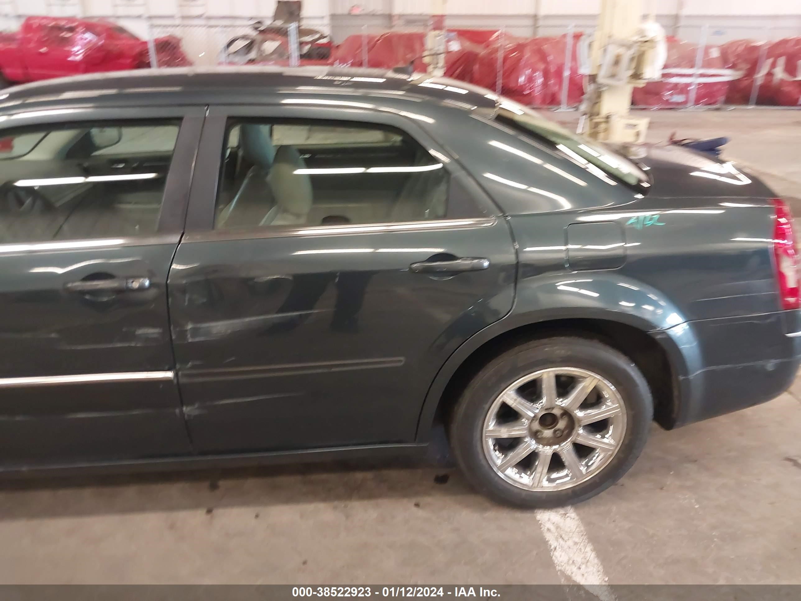 Photo 5 VIN: 2C3LA53G88H137795 - CHRYSLER 300 