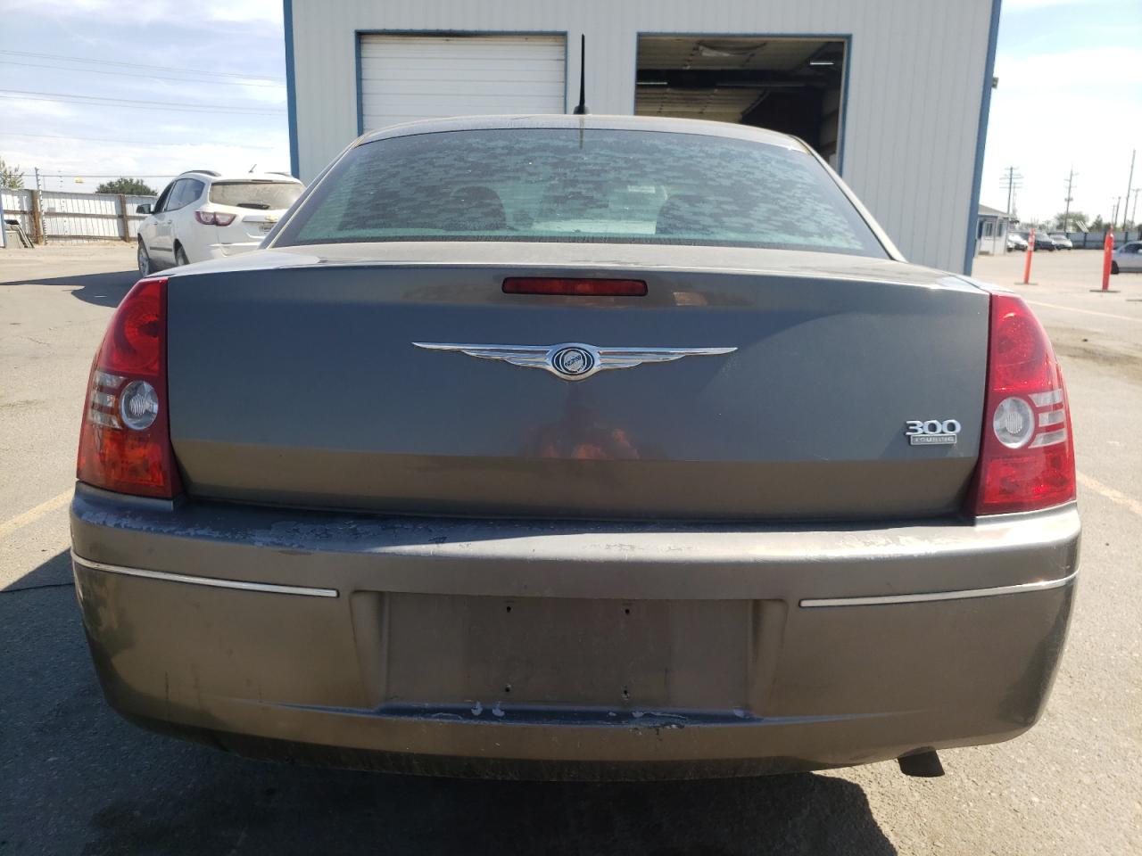 Photo 5 VIN: 2C3LA53GX8H224839 - CHRYSLER 300 