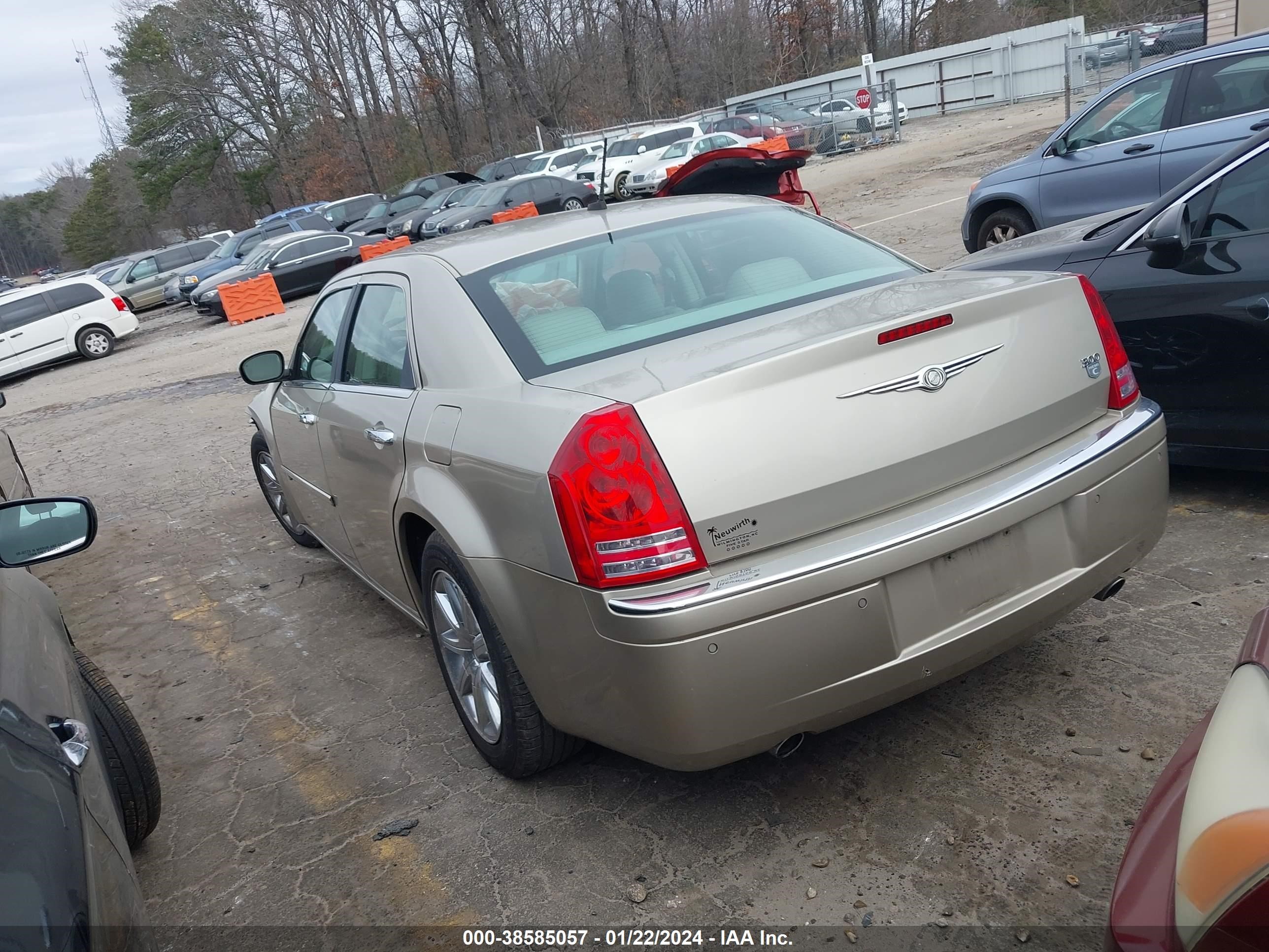 Photo 2 VIN: 2C3LA63H88H210520 - CHRYSLER 300C 