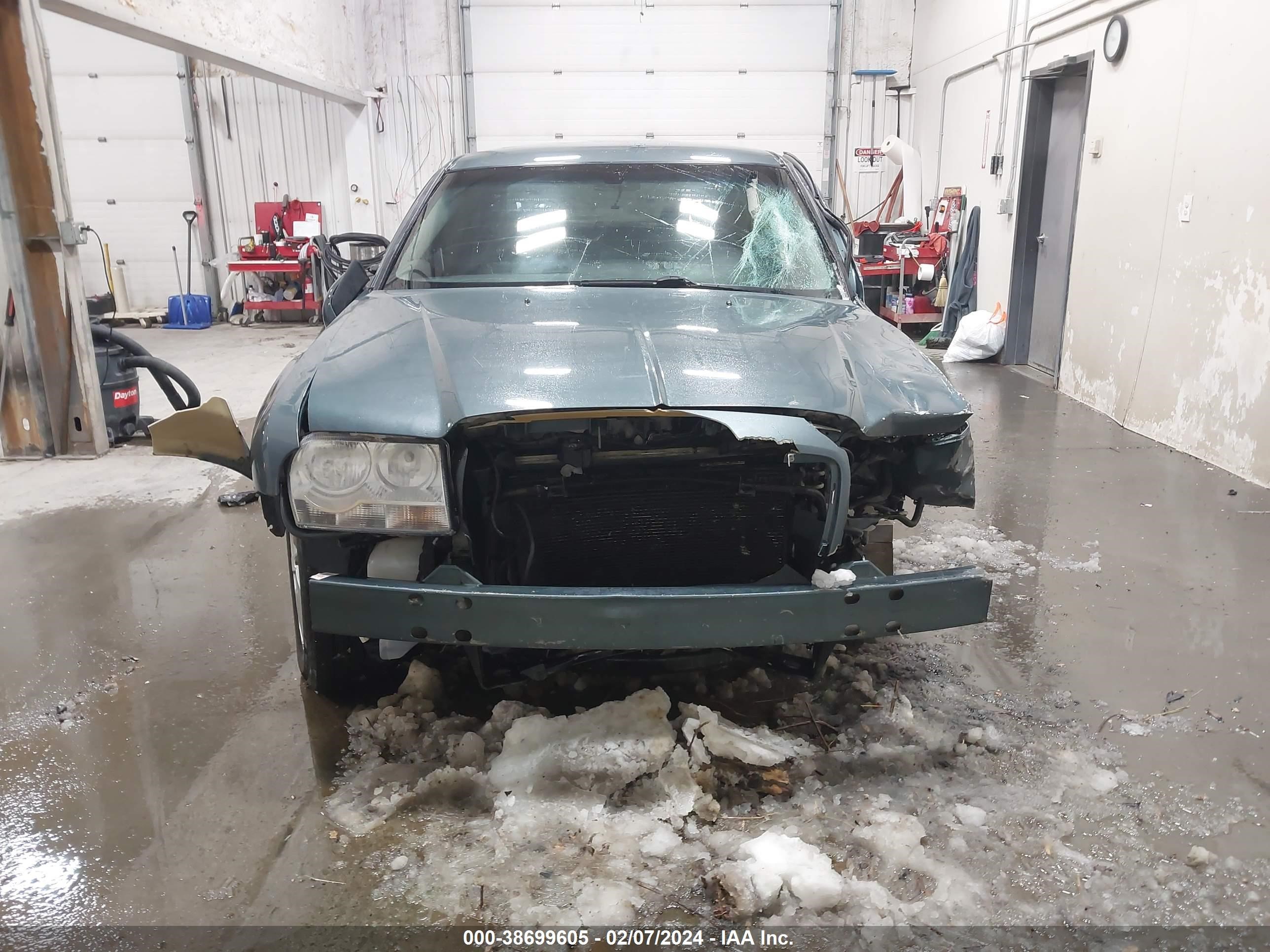 Photo 10 VIN: 2C3LK53G66H175309 - CHRYSLER 300 