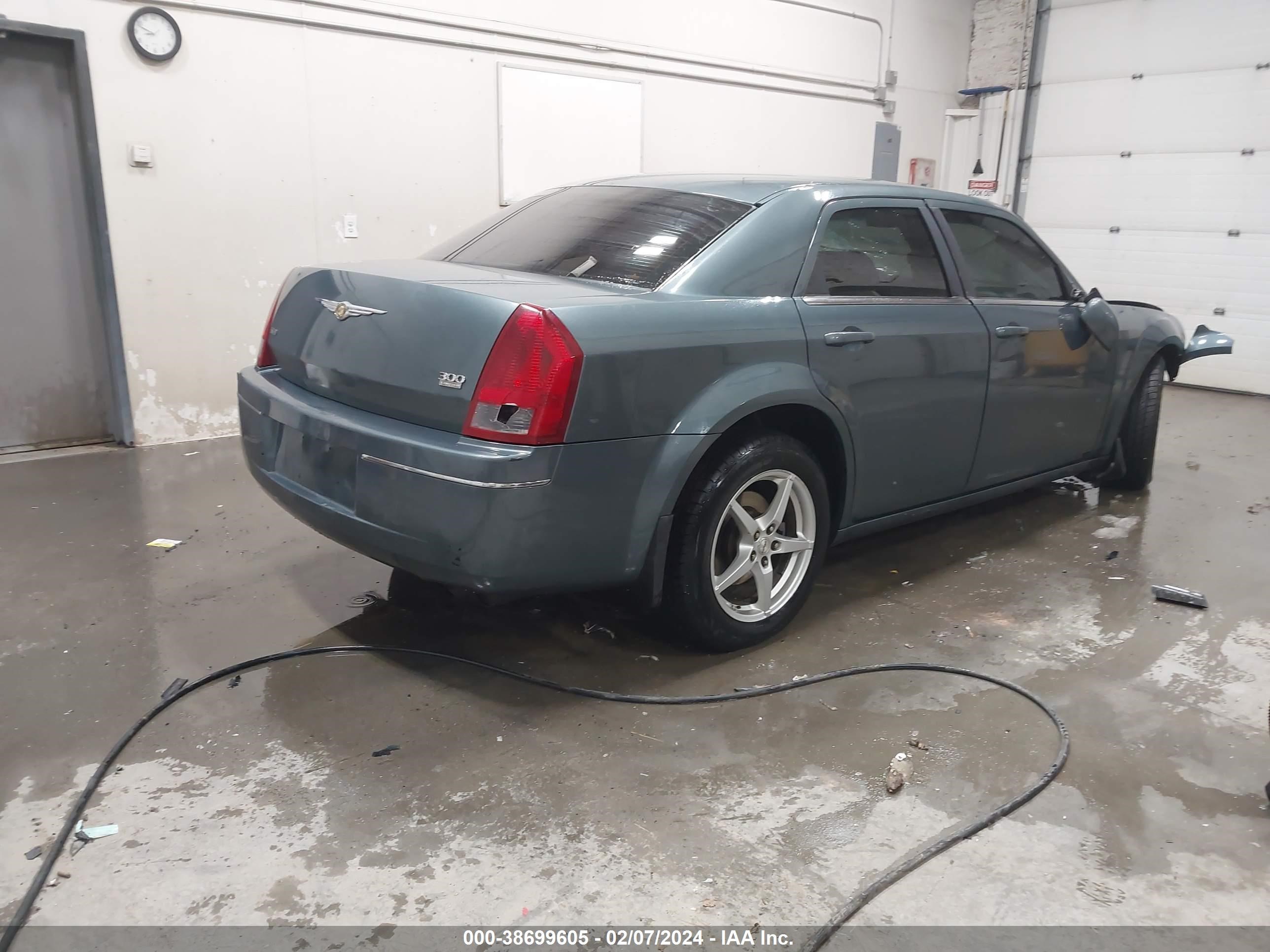 Photo 3 VIN: 2C3LK53G66H175309 - CHRYSLER 300 