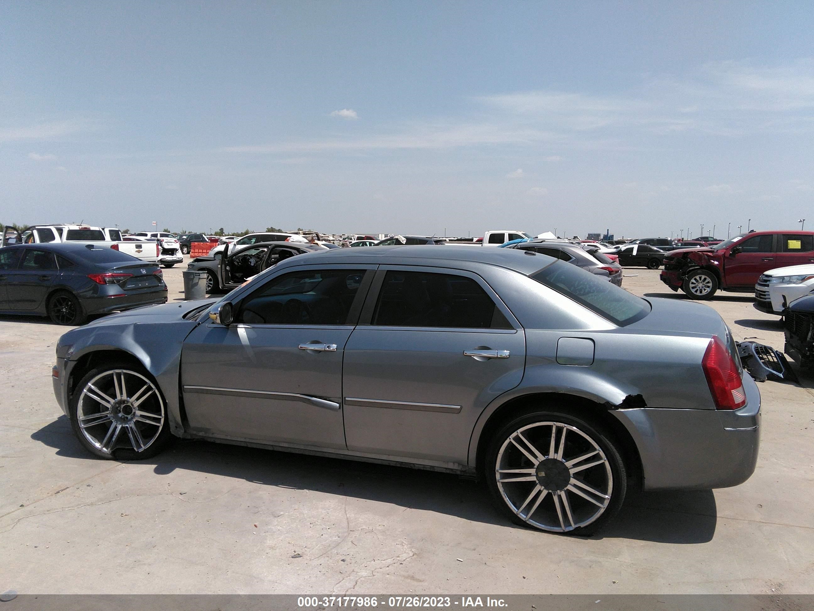 Photo 13 VIN: 2C3LK53G86H424936 - CHRYSLER 300 