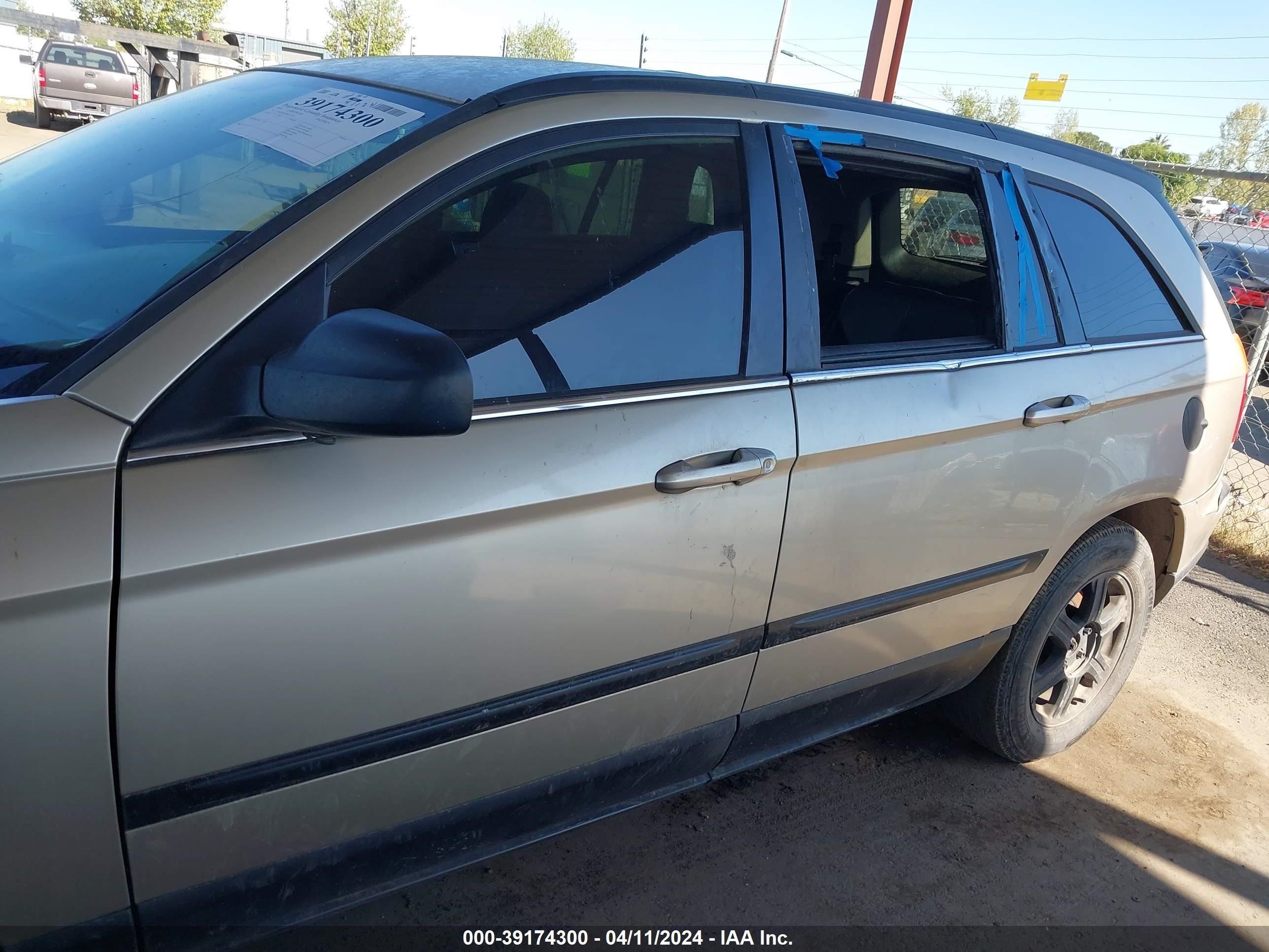 Photo 13 VIN: 2C4GF68405R417574 - CHRYSLER PACIFICA 