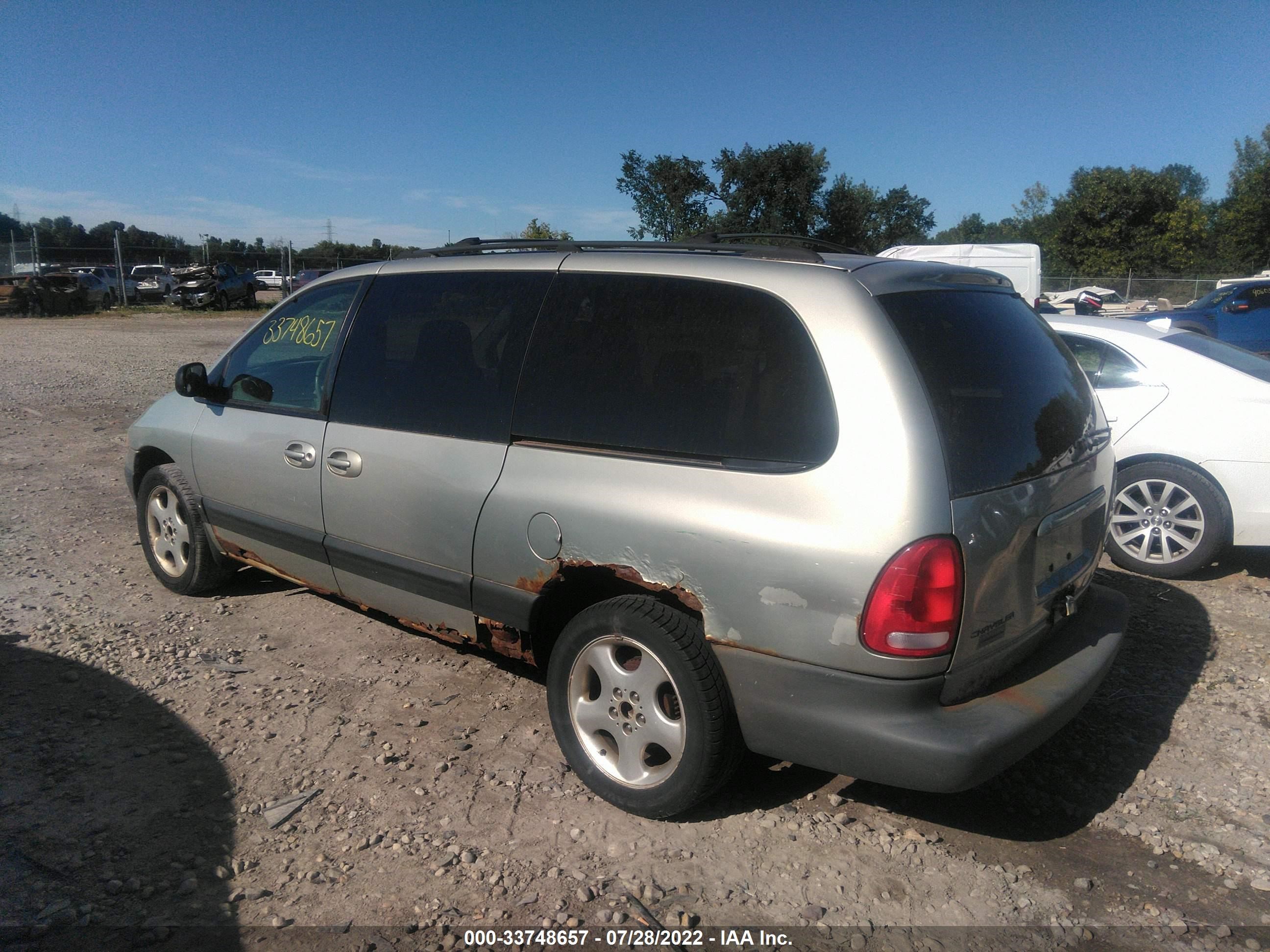 Photo 2 VIN: 2C4GJ44G3YR705953 - CHRYSLER VOYAGER 