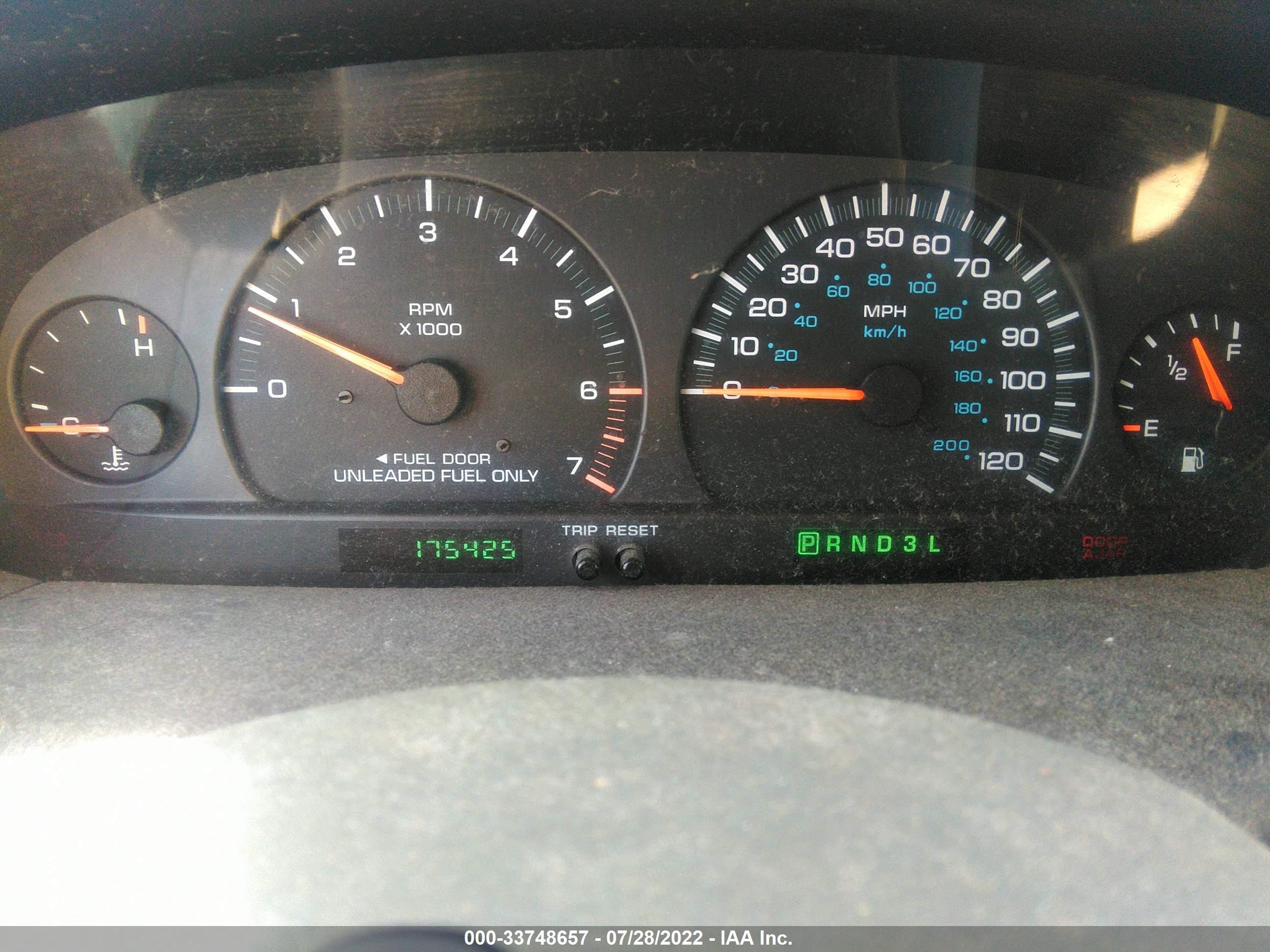 Photo 6 VIN: 2C4GJ44G3YR705953 - CHRYSLER VOYAGER 