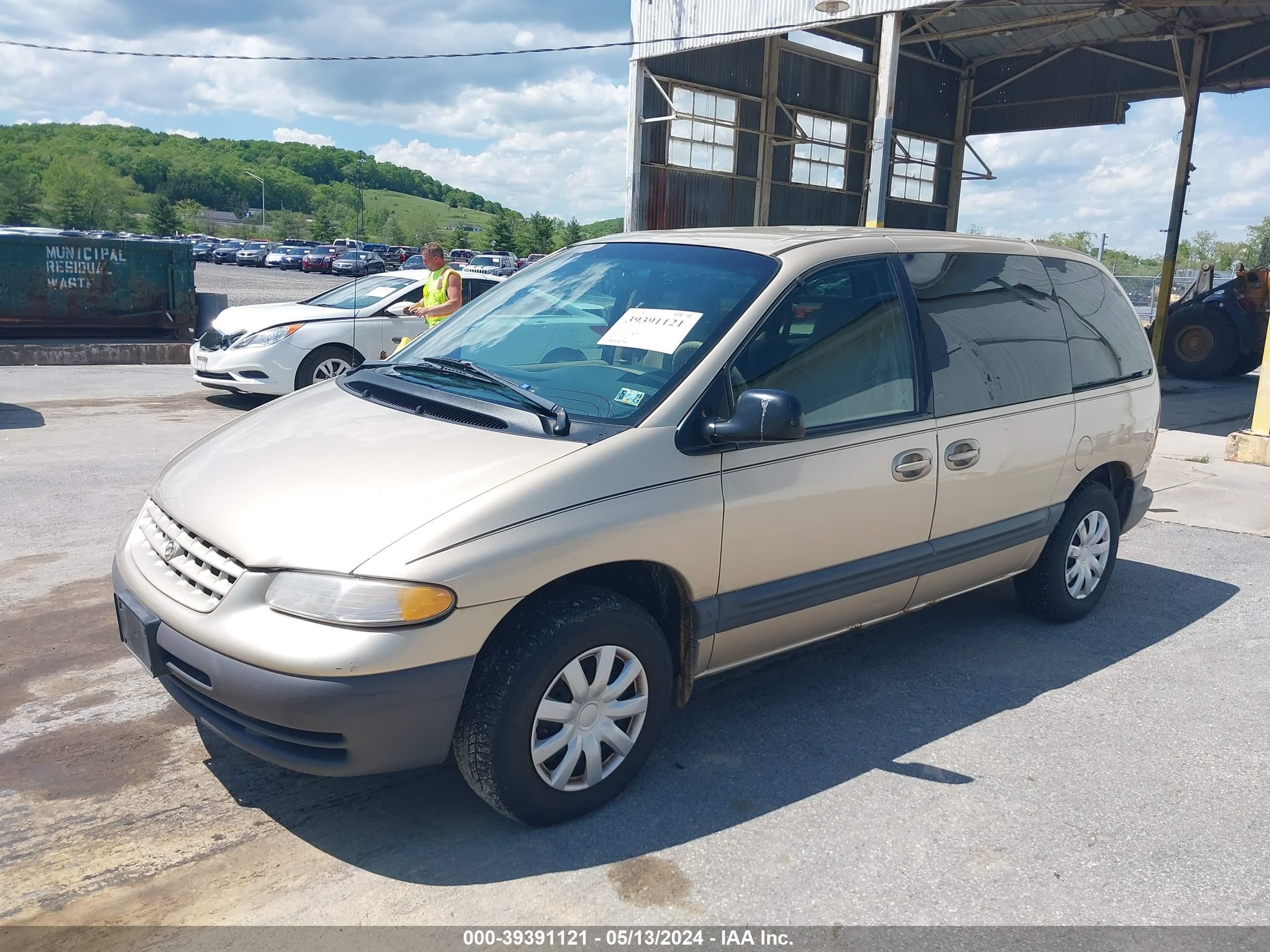 Photo 1 VIN: 2C4GJ45G8YR697413 - CHRYSLER VOYAGER 