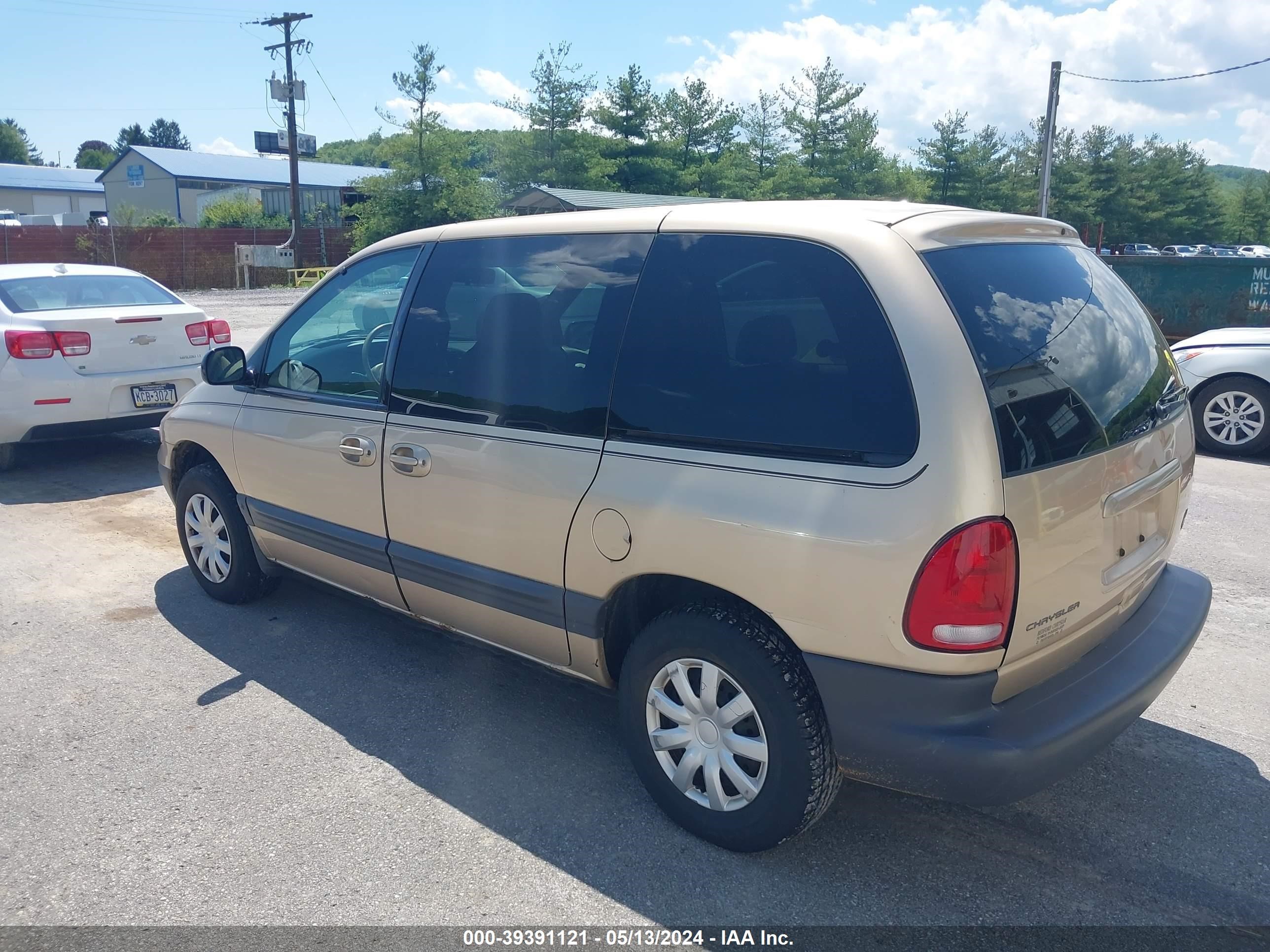 Photo 2 VIN: 2C4GJ45G8YR697413 - CHRYSLER VOYAGER 