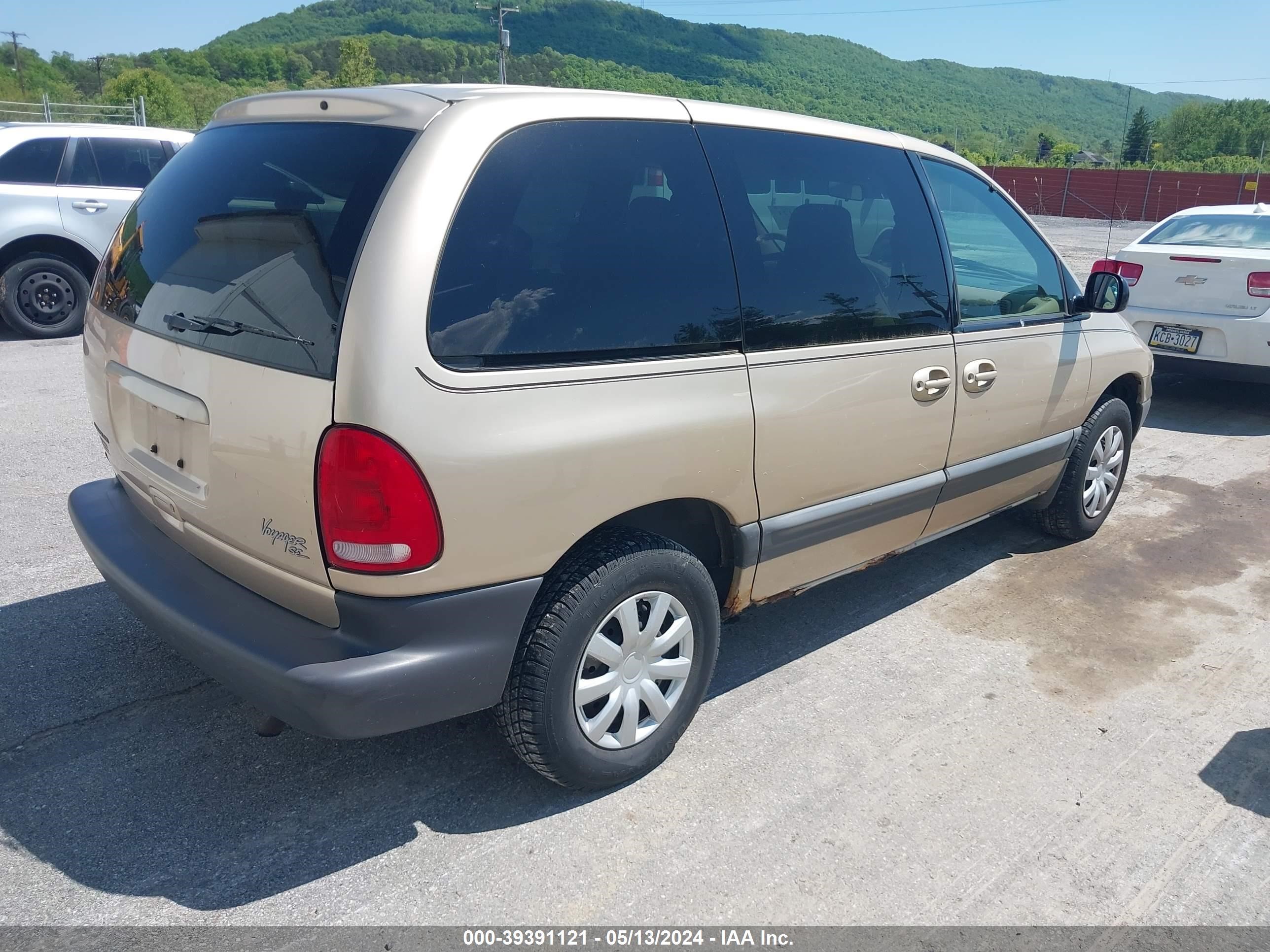 Photo 3 VIN: 2C4GJ45G8YR697413 - CHRYSLER VOYAGER 