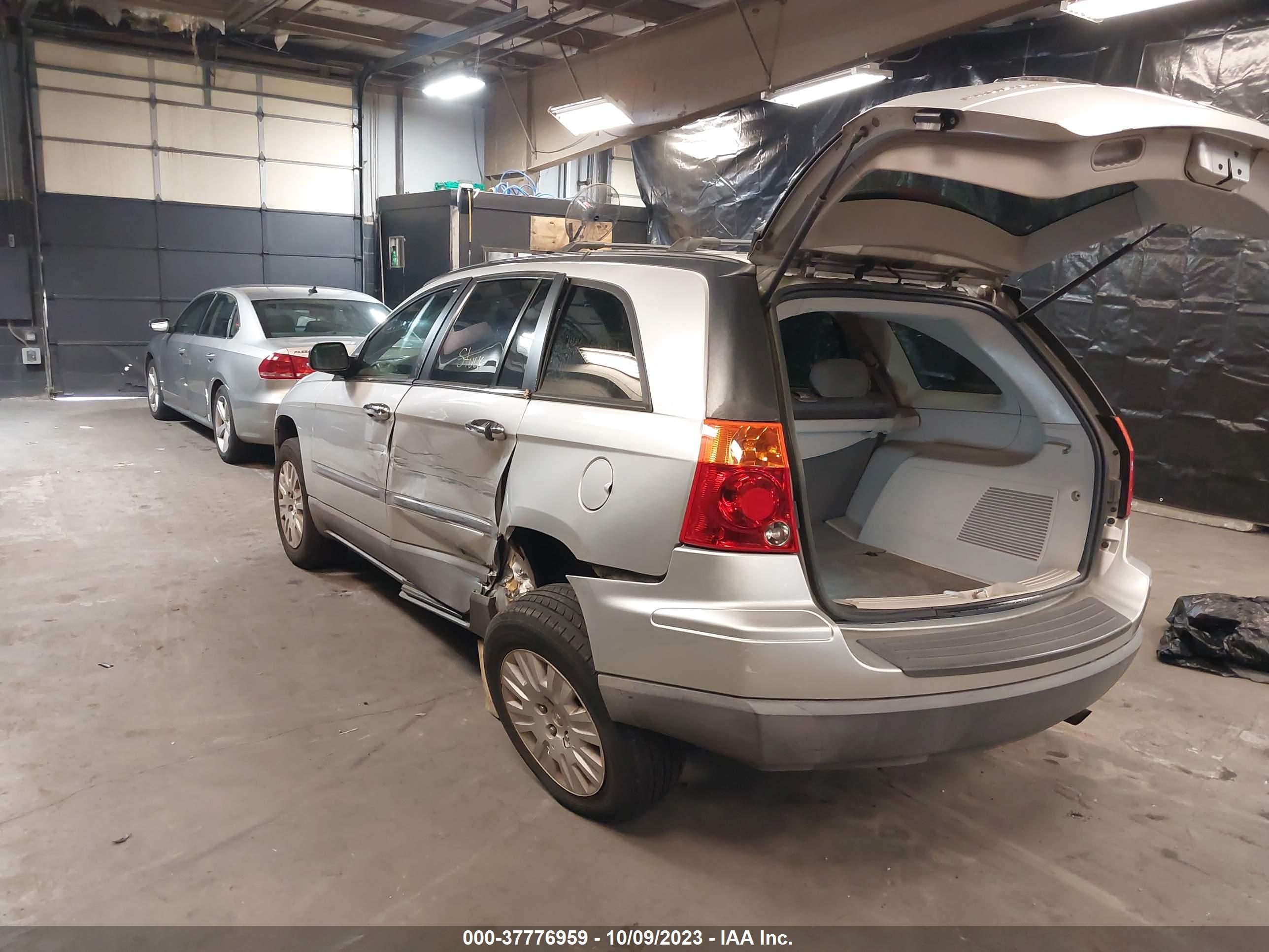 Photo 2 VIN: 2C4GM48L35R413889 - CHRYSLER PACIFICA 