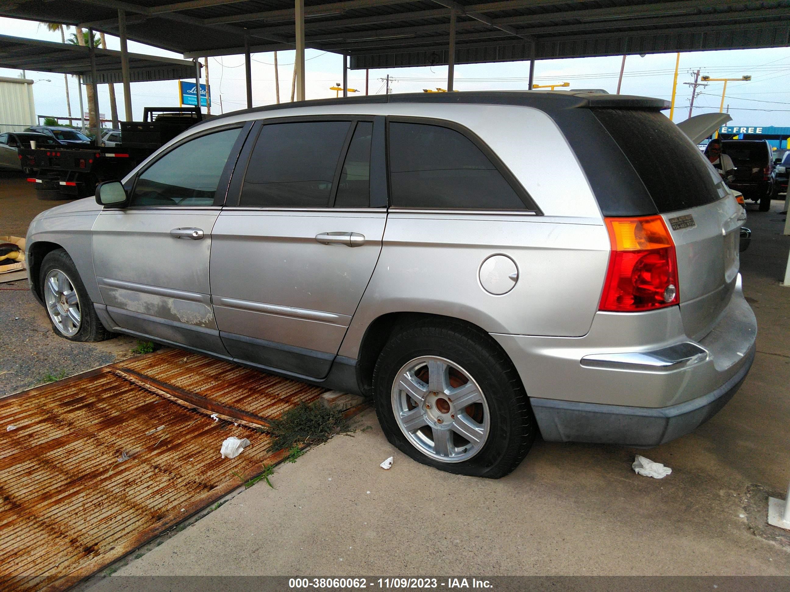 Photo 2 VIN: 2C4GM68455R651540 - CHRYSLER PACIFICA 