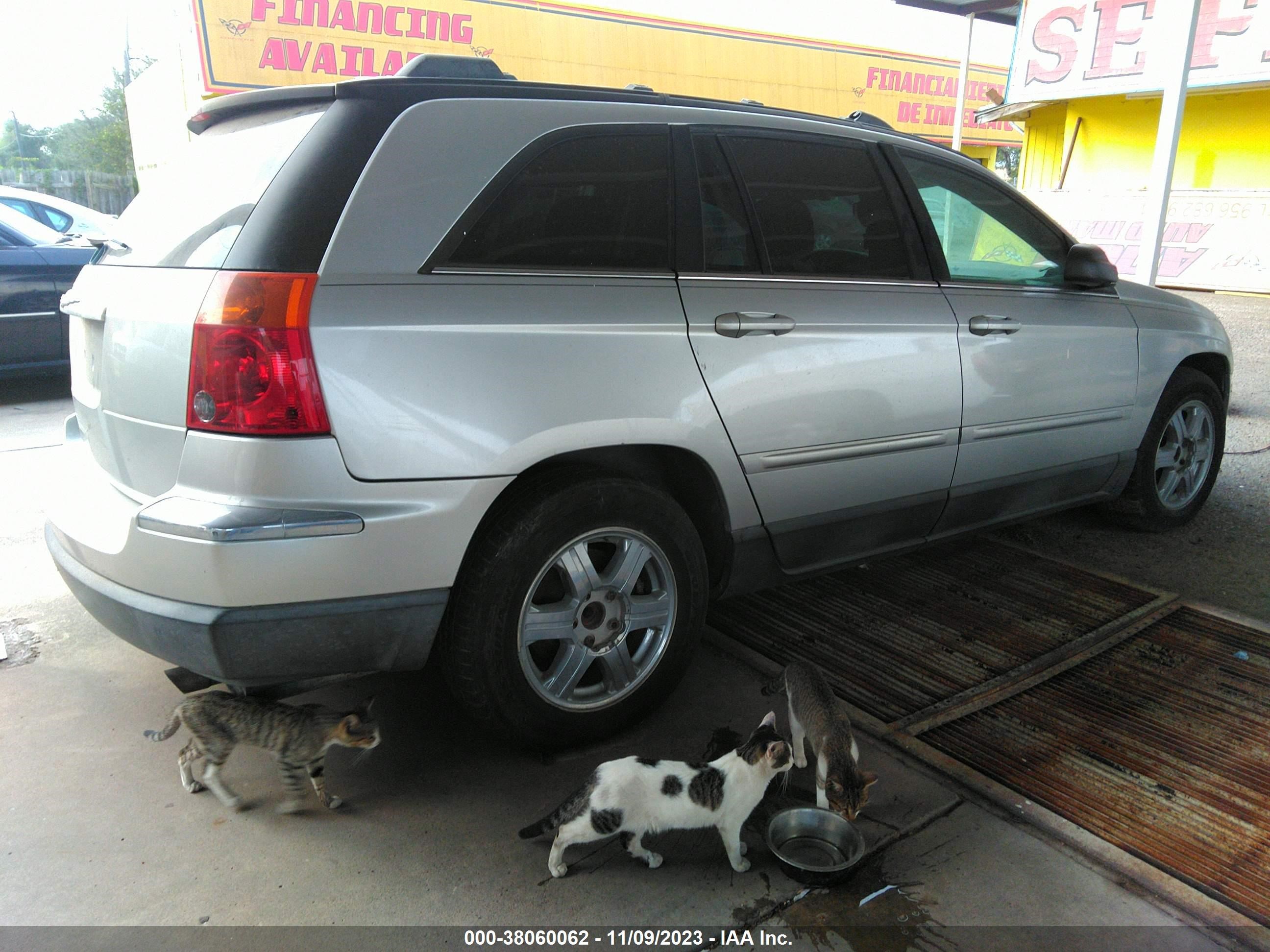 Photo 3 VIN: 2C4GM68455R651540 - CHRYSLER PACIFICA 