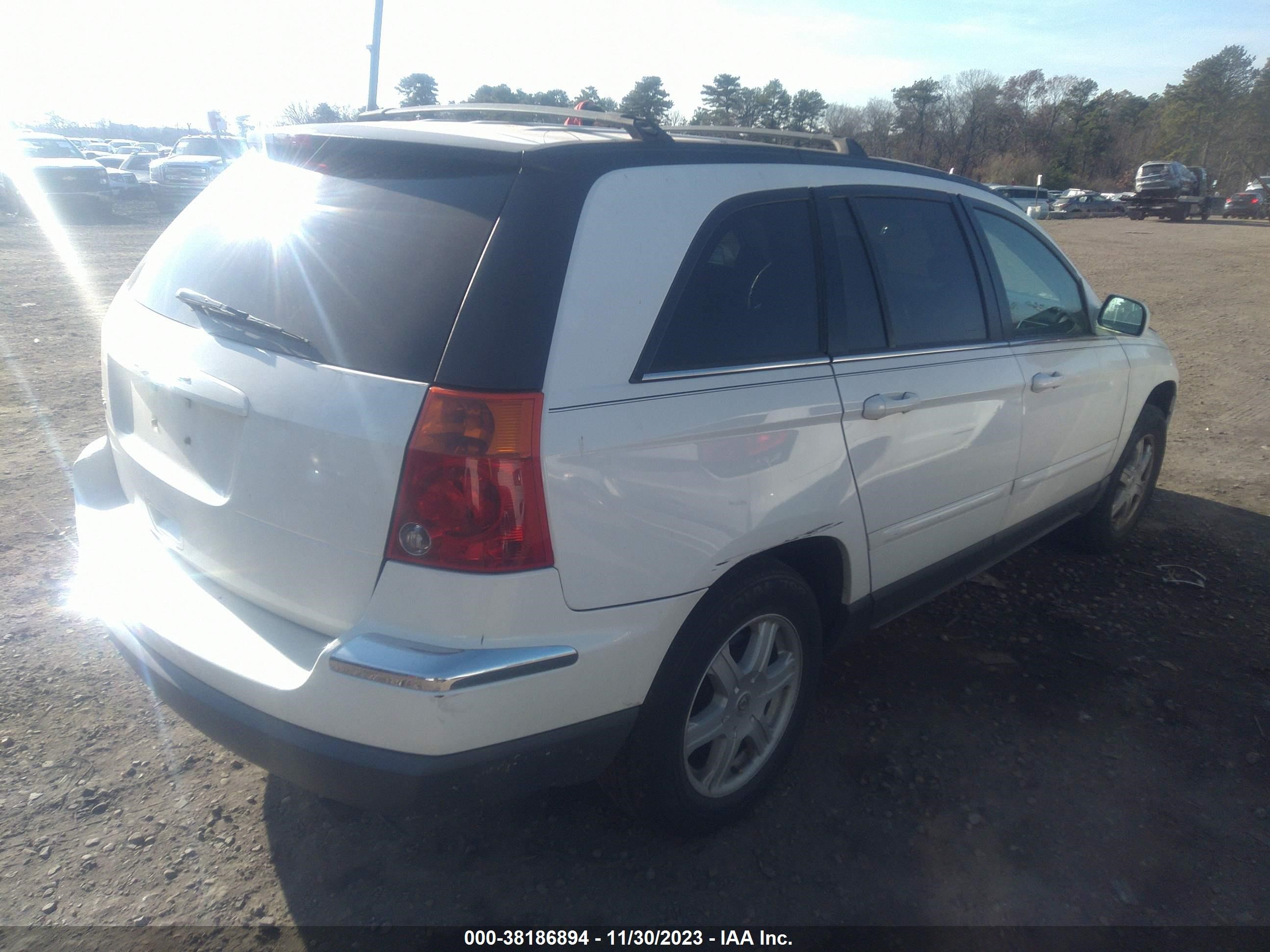 Photo 3 VIN: 2C4GM68494R564934 - CHRYSLER PACIFICA 