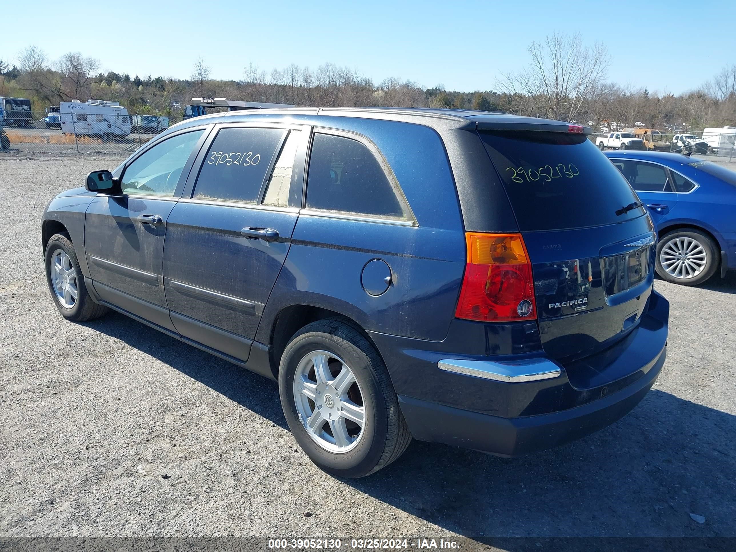 Photo 2 VIN: 2C4GM68495R371717 - CHRYSLER PACIFICA 