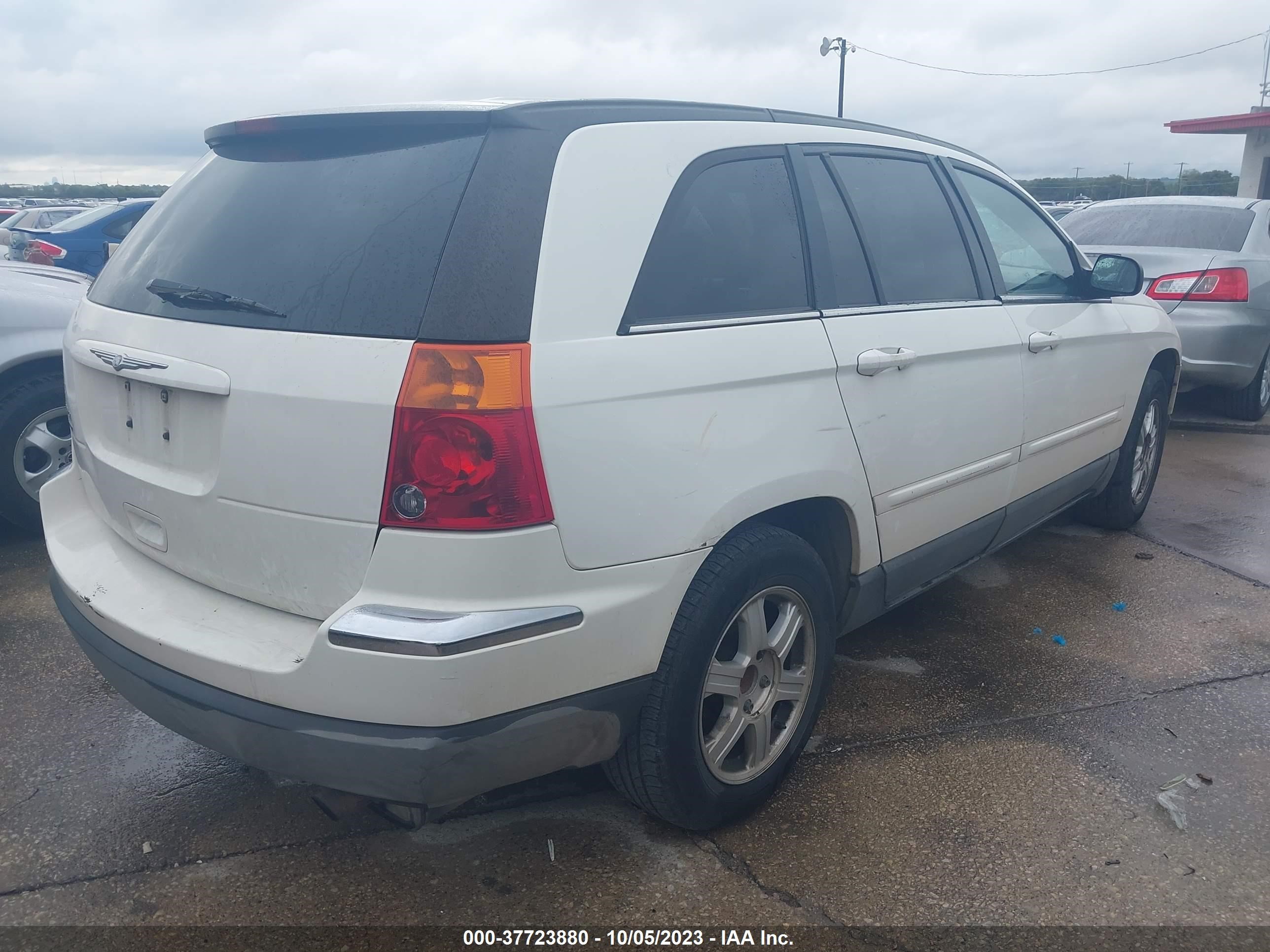 Photo 3 VIN: 2C4GM684X5R577144 - CHRYSLER PACIFICA 