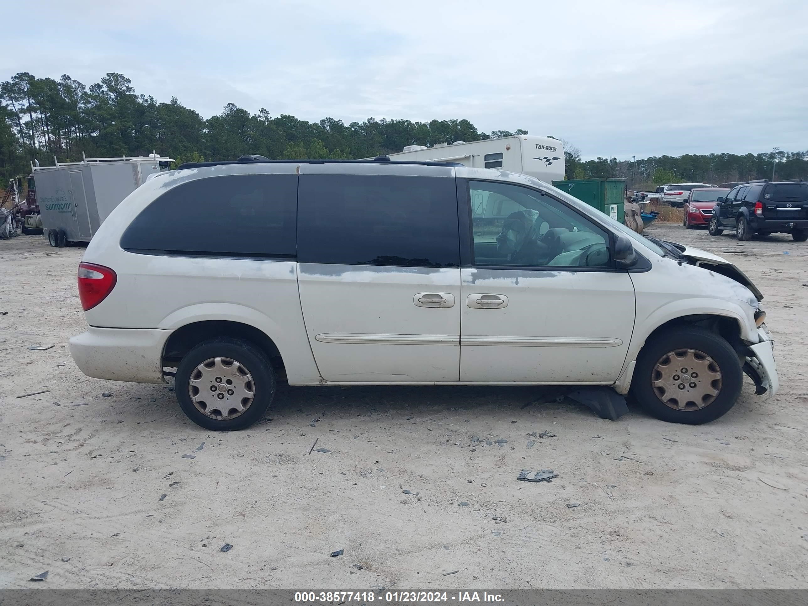 Photo 12 VIN: 2C4GP34303R146537 - CHRYSLER TOWN & COUNTRY 