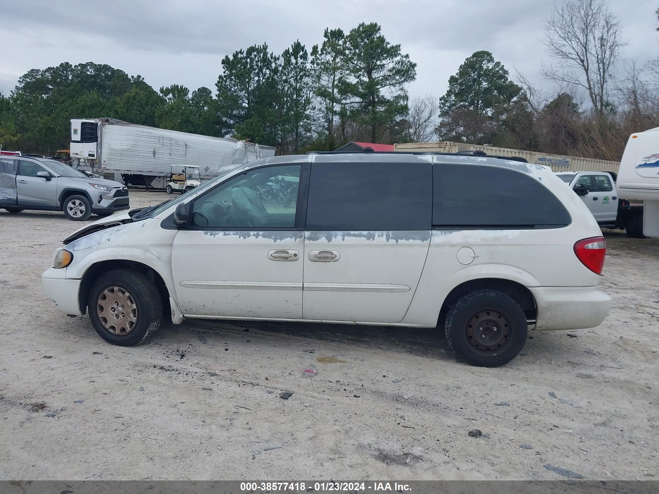 Photo 13 VIN: 2C4GP34303R146537 - CHRYSLER TOWN & COUNTRY 