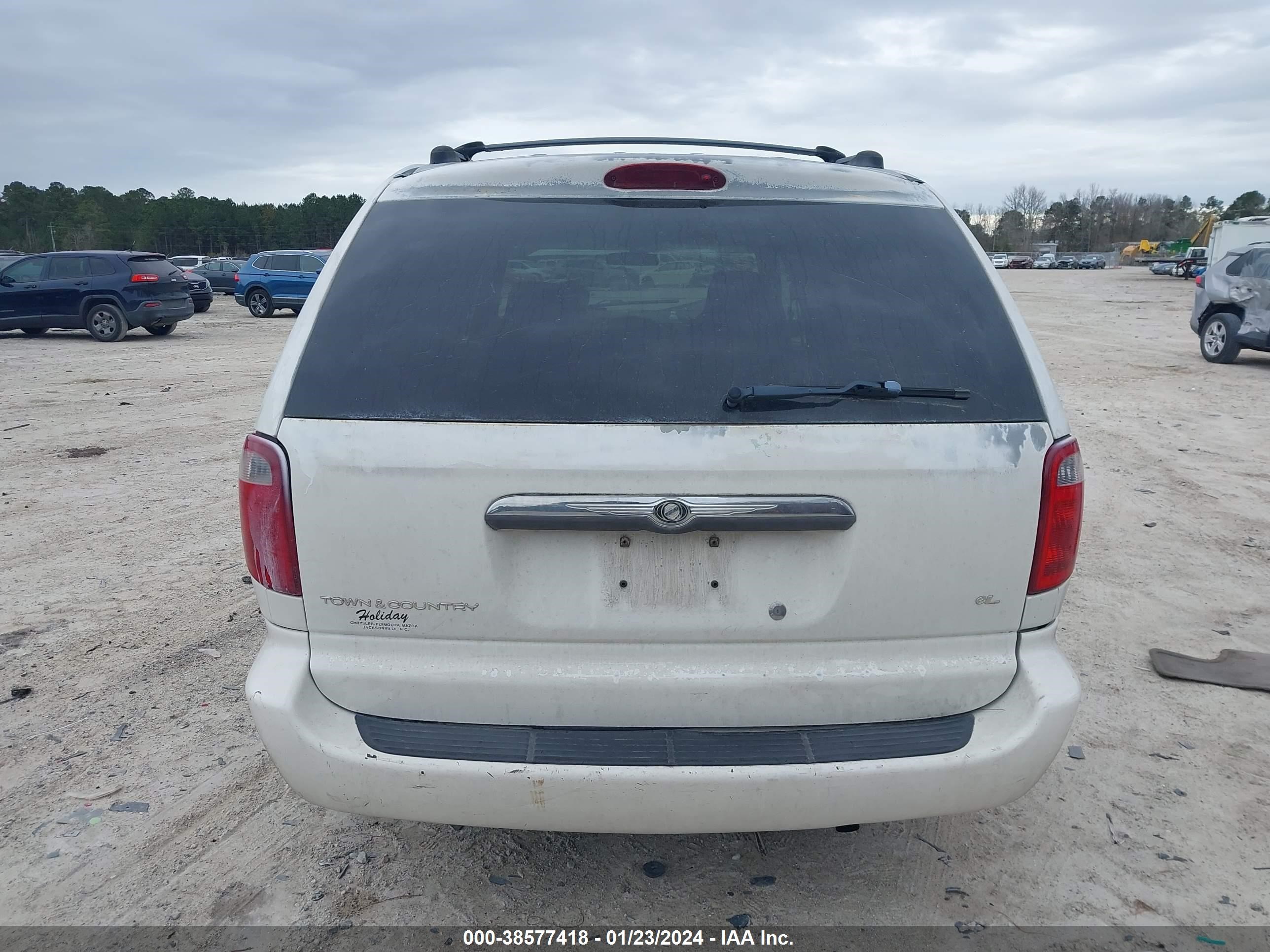 Photo 15 VIN: 2C4GP34303R146537 - CHRYSLER TOWN & COUNTRY 