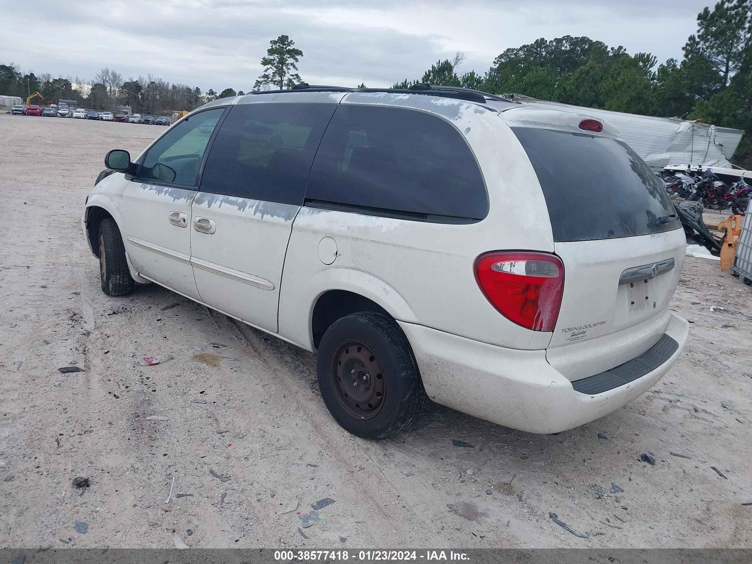 Photo 2 VIN: 2C4GP34303R146537 - CHRYSLER TOWN & COUNTRY 