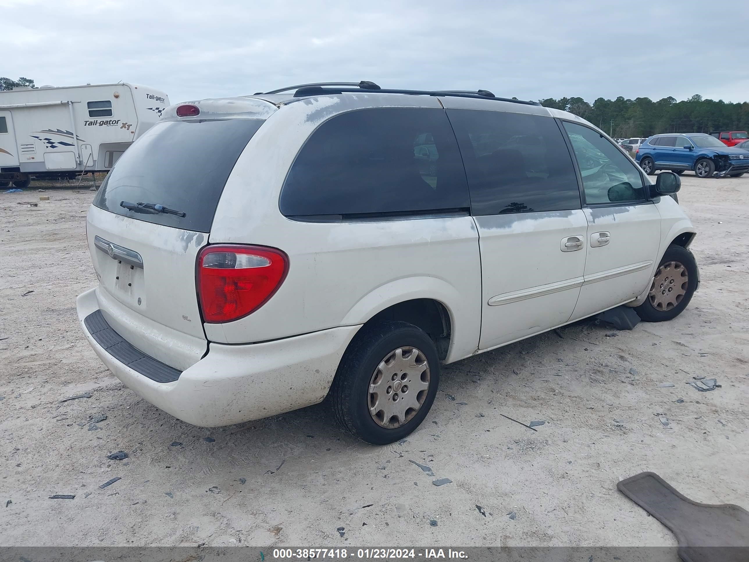 Photo 3 VIN: 2C4GP34303R146537 - CHRYSLER TOWN & COUNTRY 