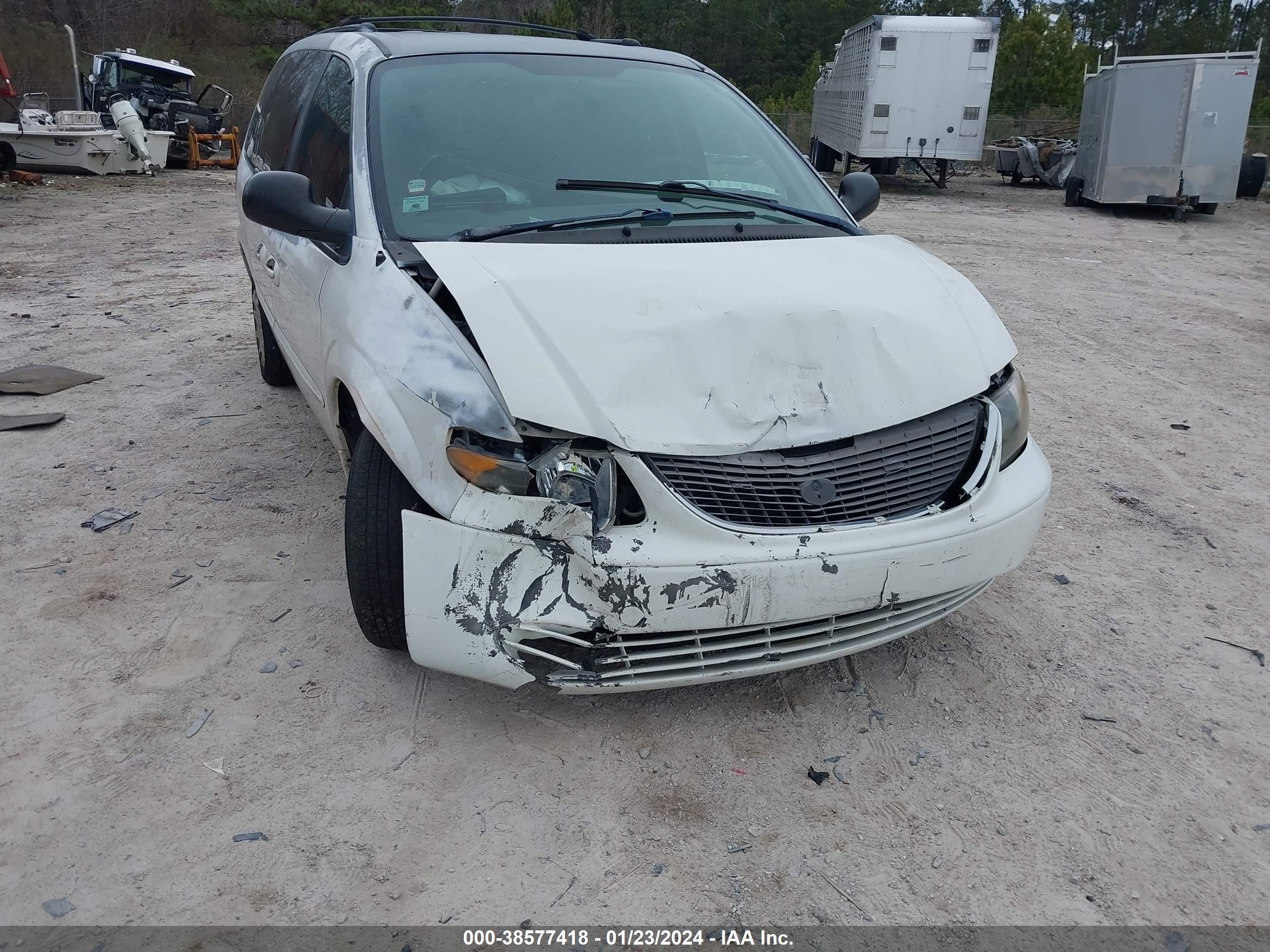 Photo 5 VIN: 2C4GP34303R146537 - CHRYSLER TOWN & COUNTRY 