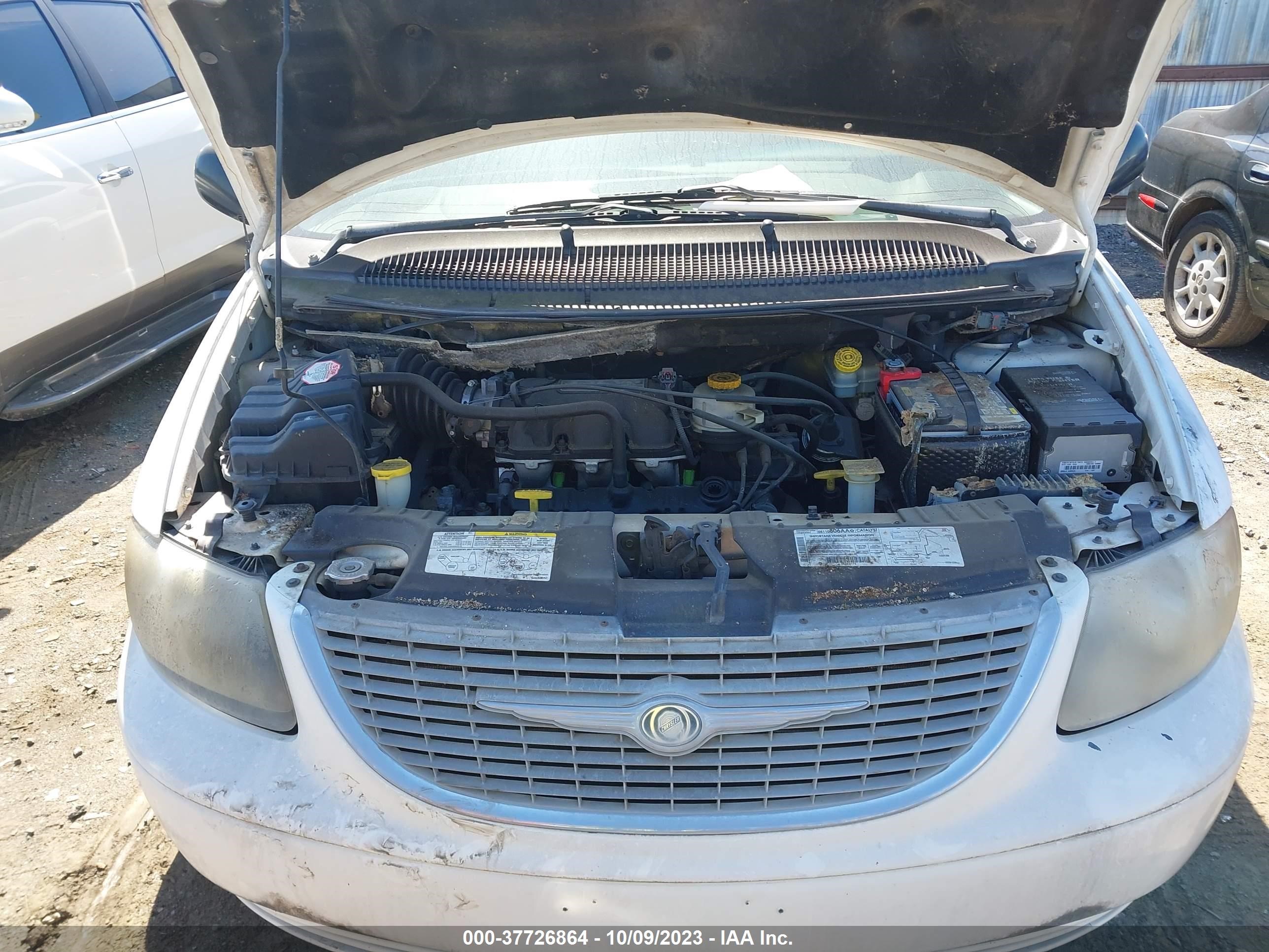 Photo 9 VIN: 2C4GP34352R569631 - CHRYSLER TOWN & COUNTRY 