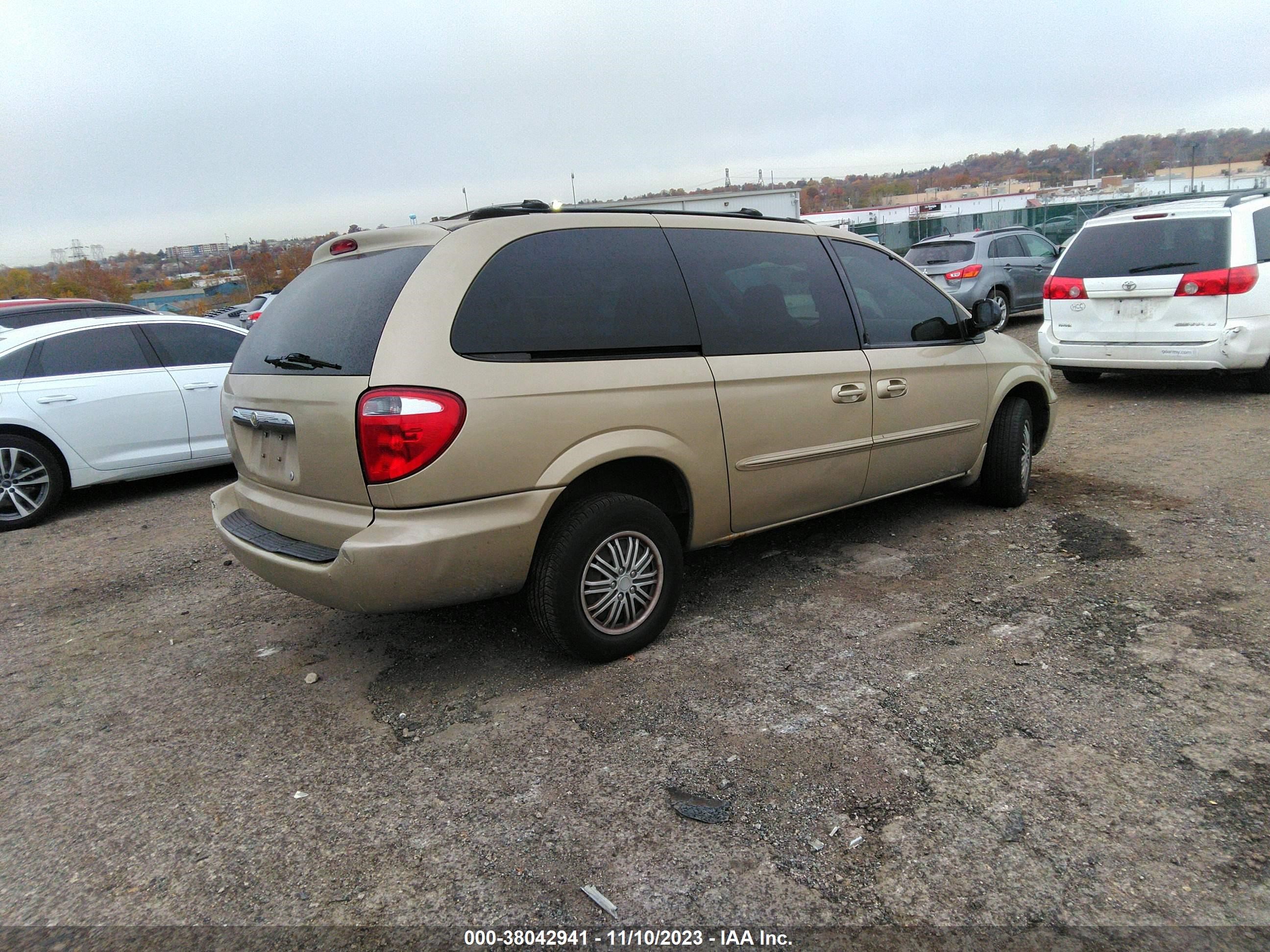 Photo 3 VIN: 2C4GP34383R109915 - CHRYSLER TOWN & COUNTRY 