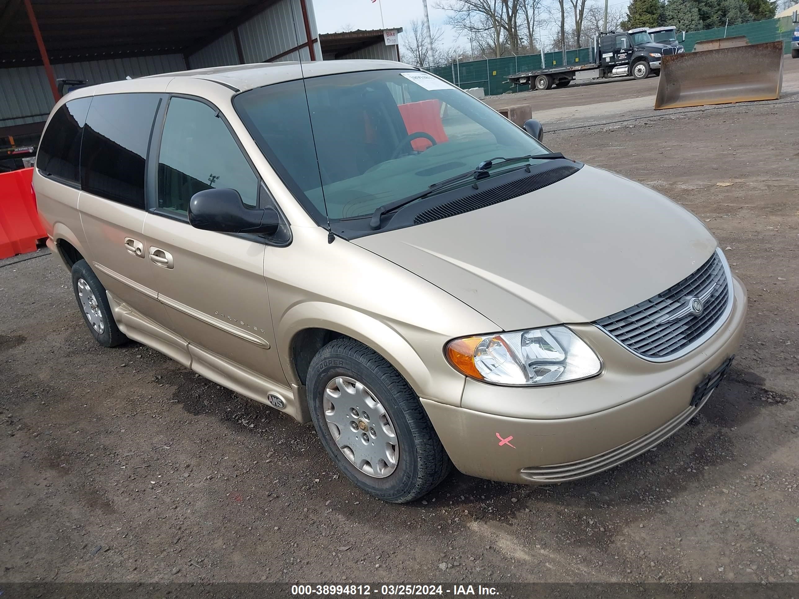 Photo 0 VIN: 2C4GP44301R250013 - CHRYSLER TOWN & COUNTRY 