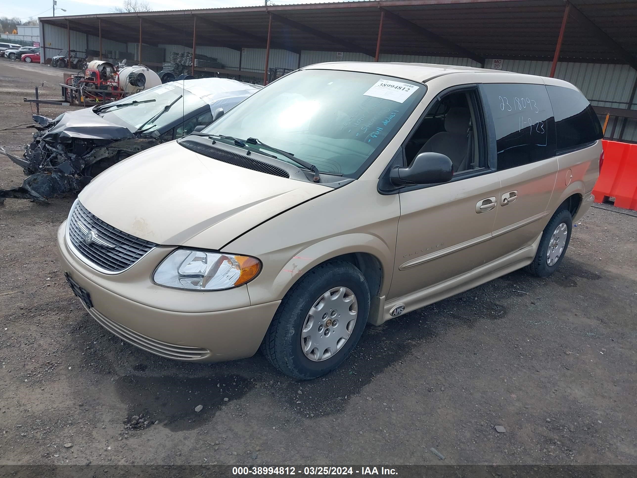 Photo 1 VIN: 2C4GP44301R250013 - CHRYSLER TOWN & COUNTRY 