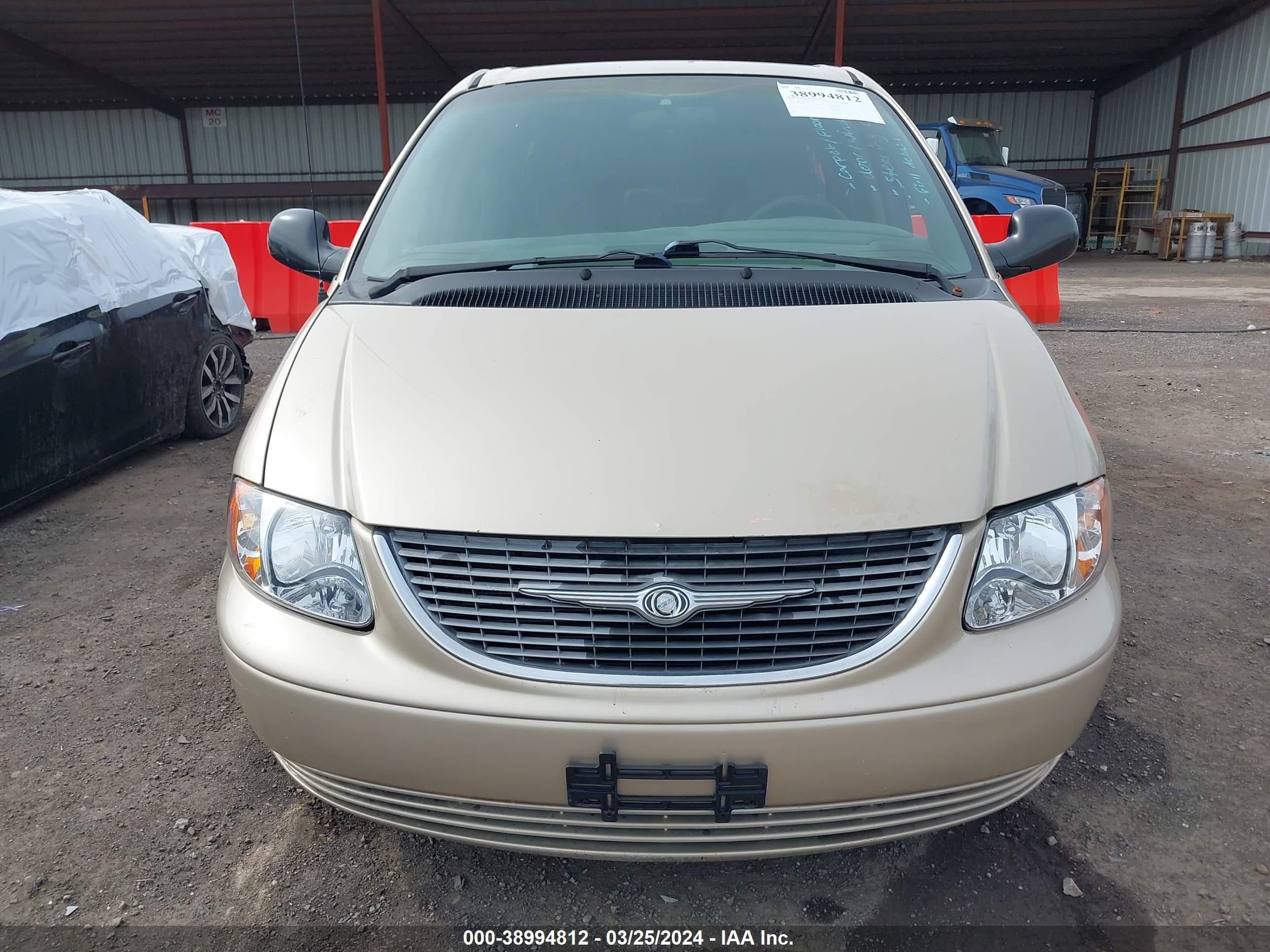 Photo 11 VIN: 2C4GP44301R250013 - CHRYSLER TOWN & COUNTRY 