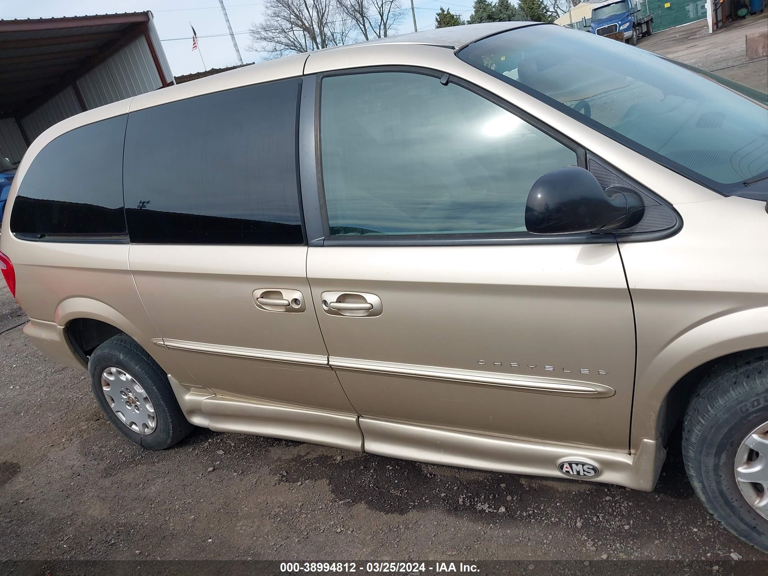 Photo 12 VIN: 2C4GP44301R250013 - CHRYSLER TOWN & COUNTRY 